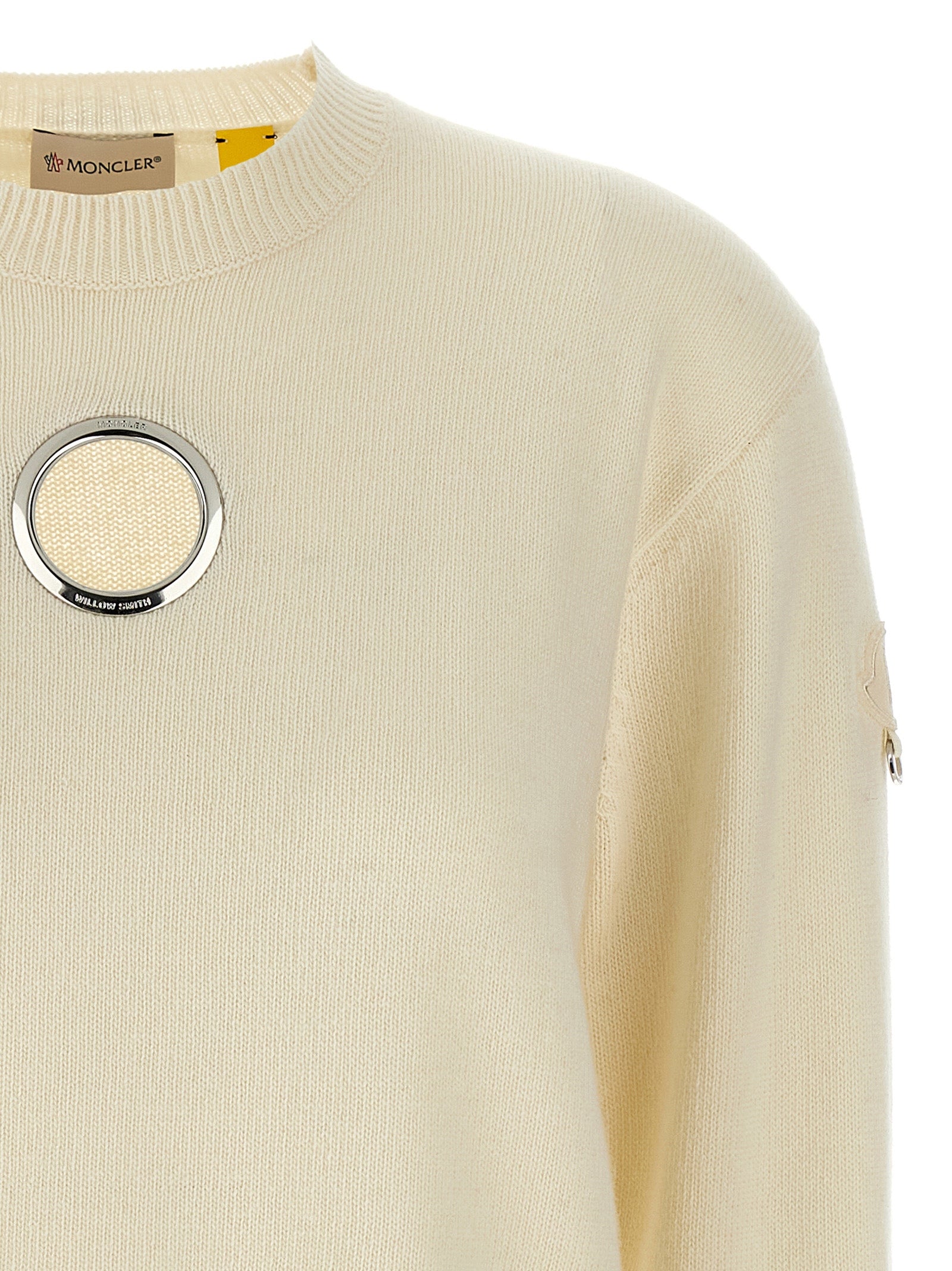 Cardigan en laine blanche MONCLER GENIUS, élégant et confortable, porté sur un mannequin.