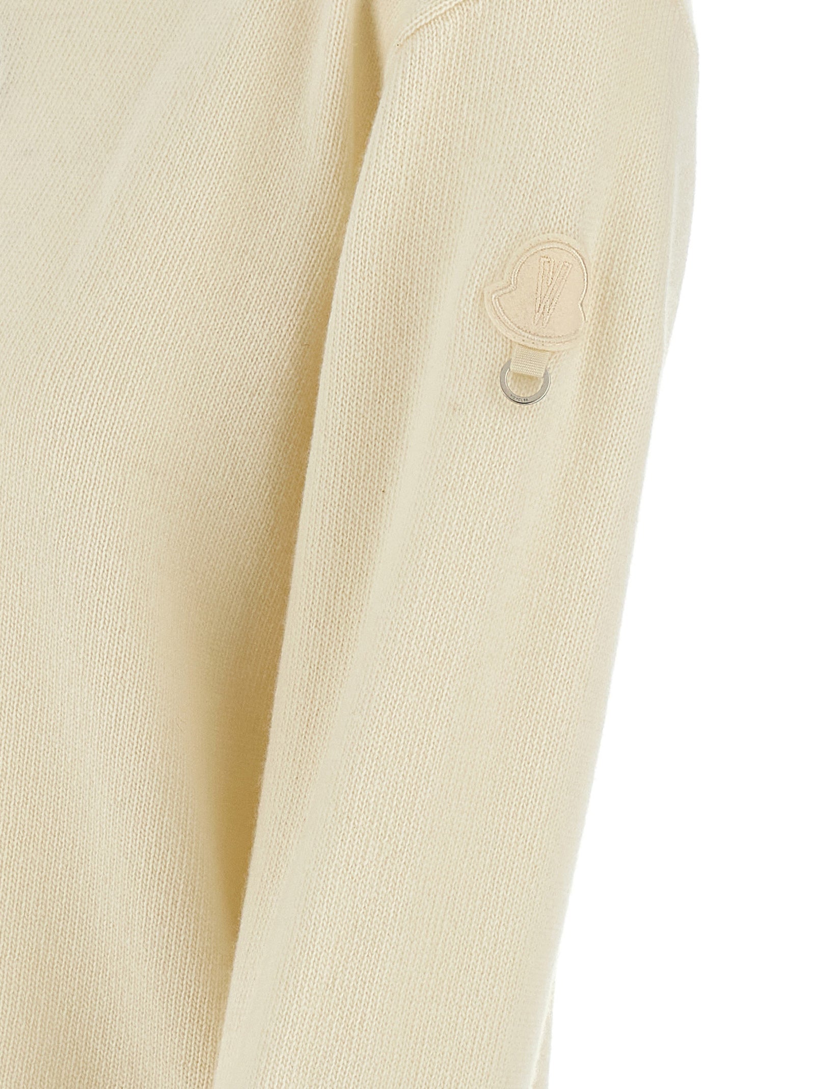 Cardigan en laine blanche MONCLER GENIUS, coupe classique, avec détails de texture, porté sur un mannequin.