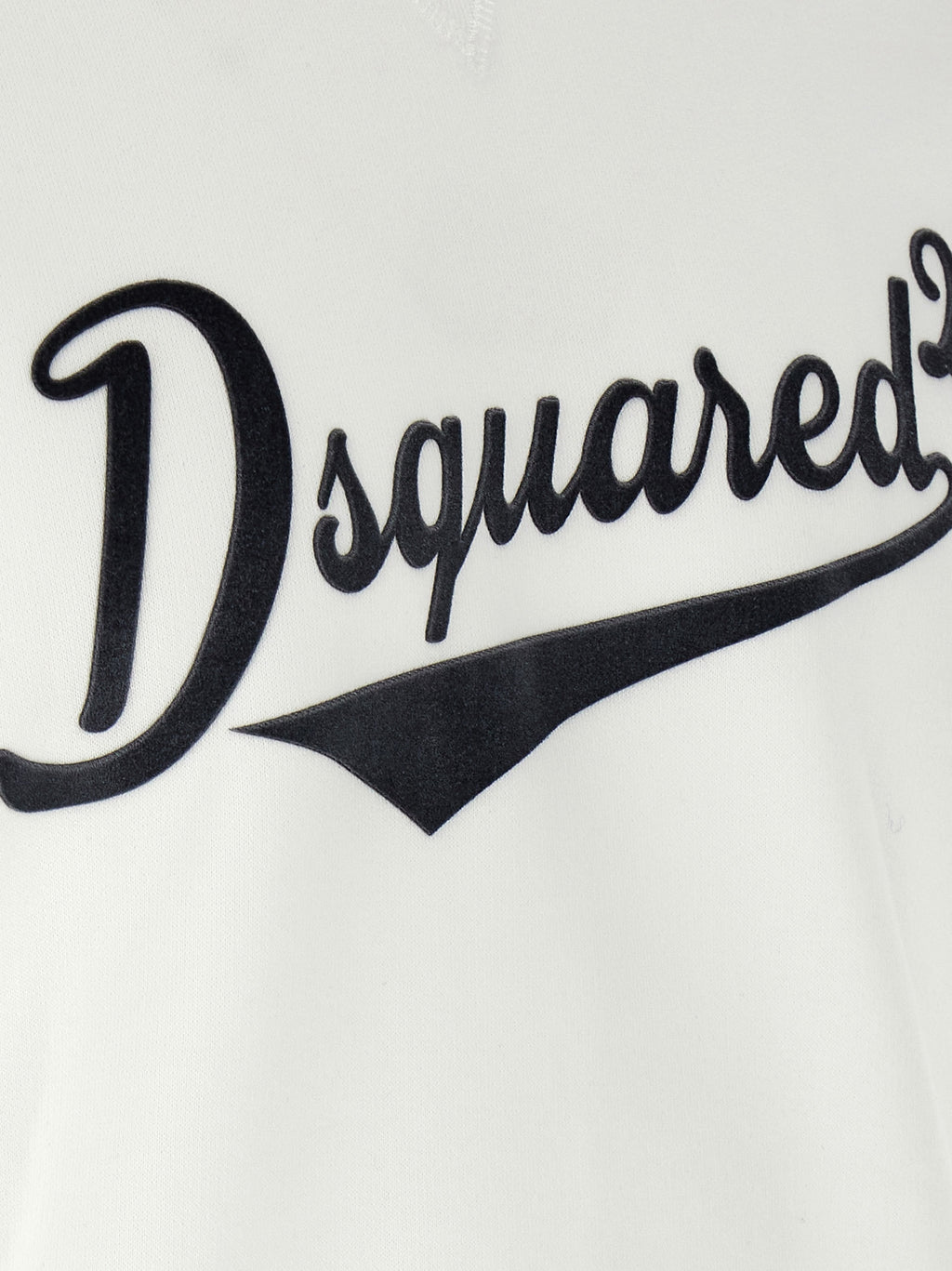Sweat-shirt blanc en coton de la marque Dsquared², avec logo discret et style décontracté, porté par un mannequin.