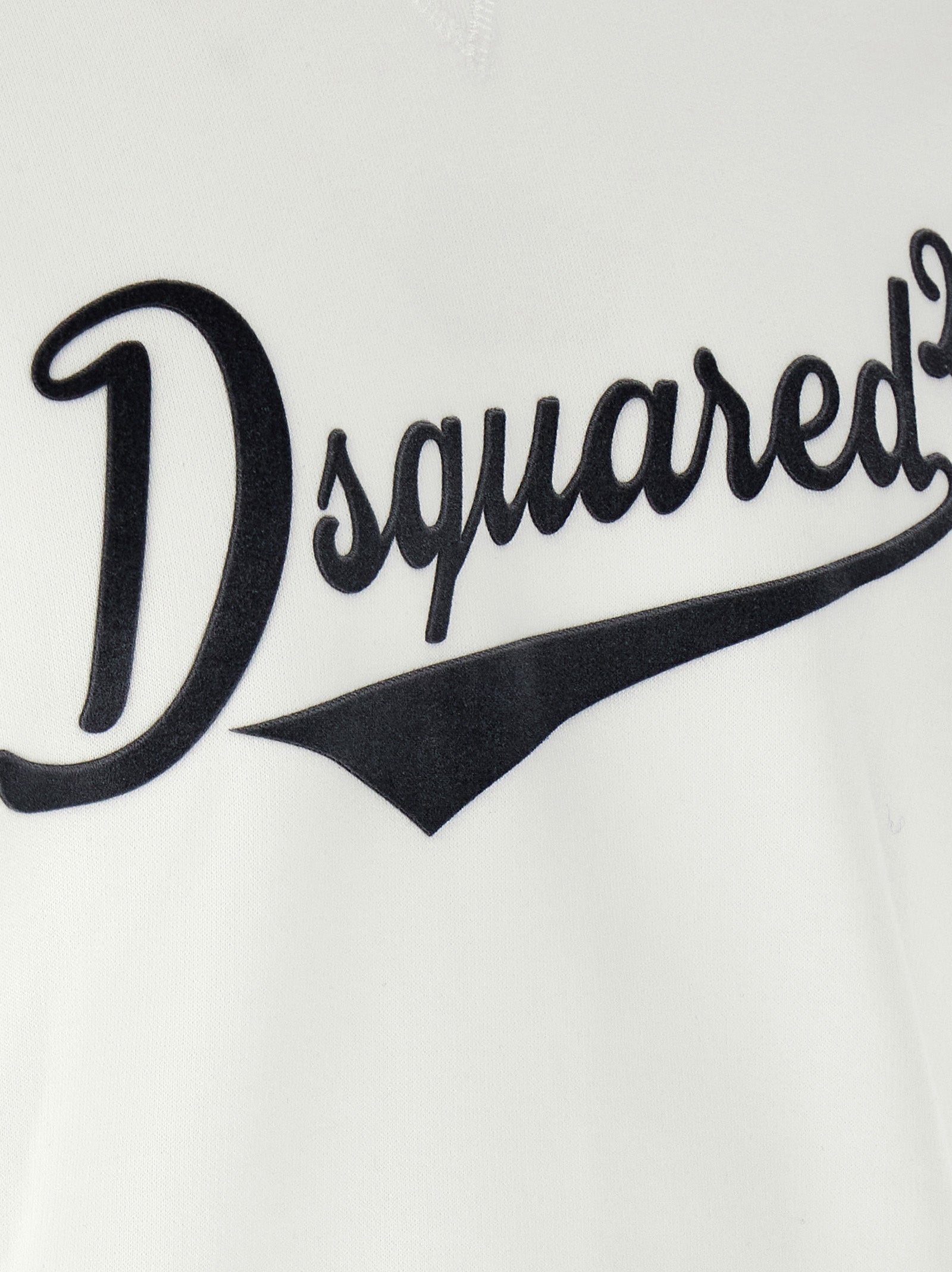 Sweat-shirt blanc en coton de la marque Dsquared², avec logo discret et style décontracté, porté par un mannequin.