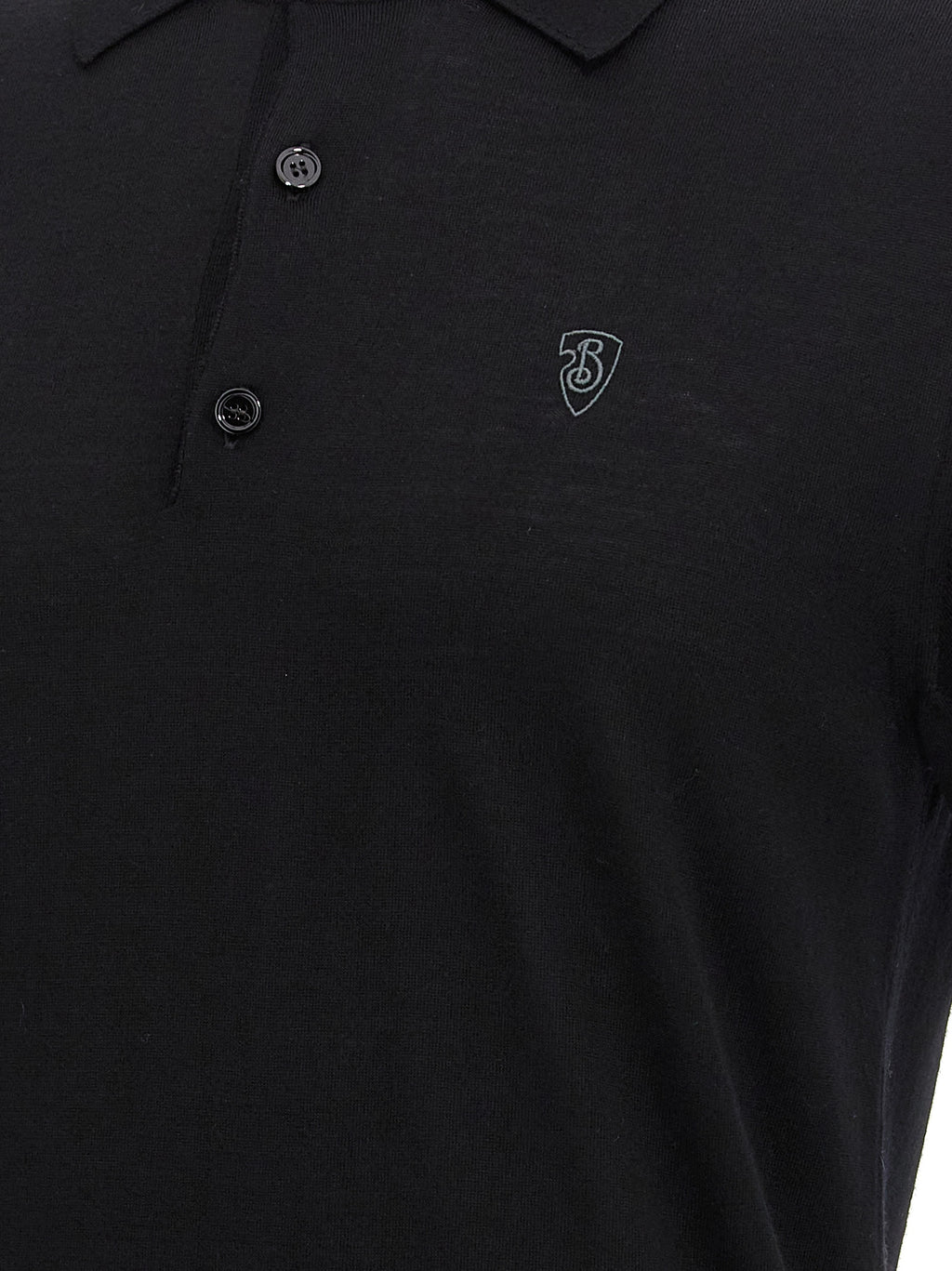 Chemise polo en laine noire Burberry, détail du col et logo emblématique sur la poitrine, vue de face.