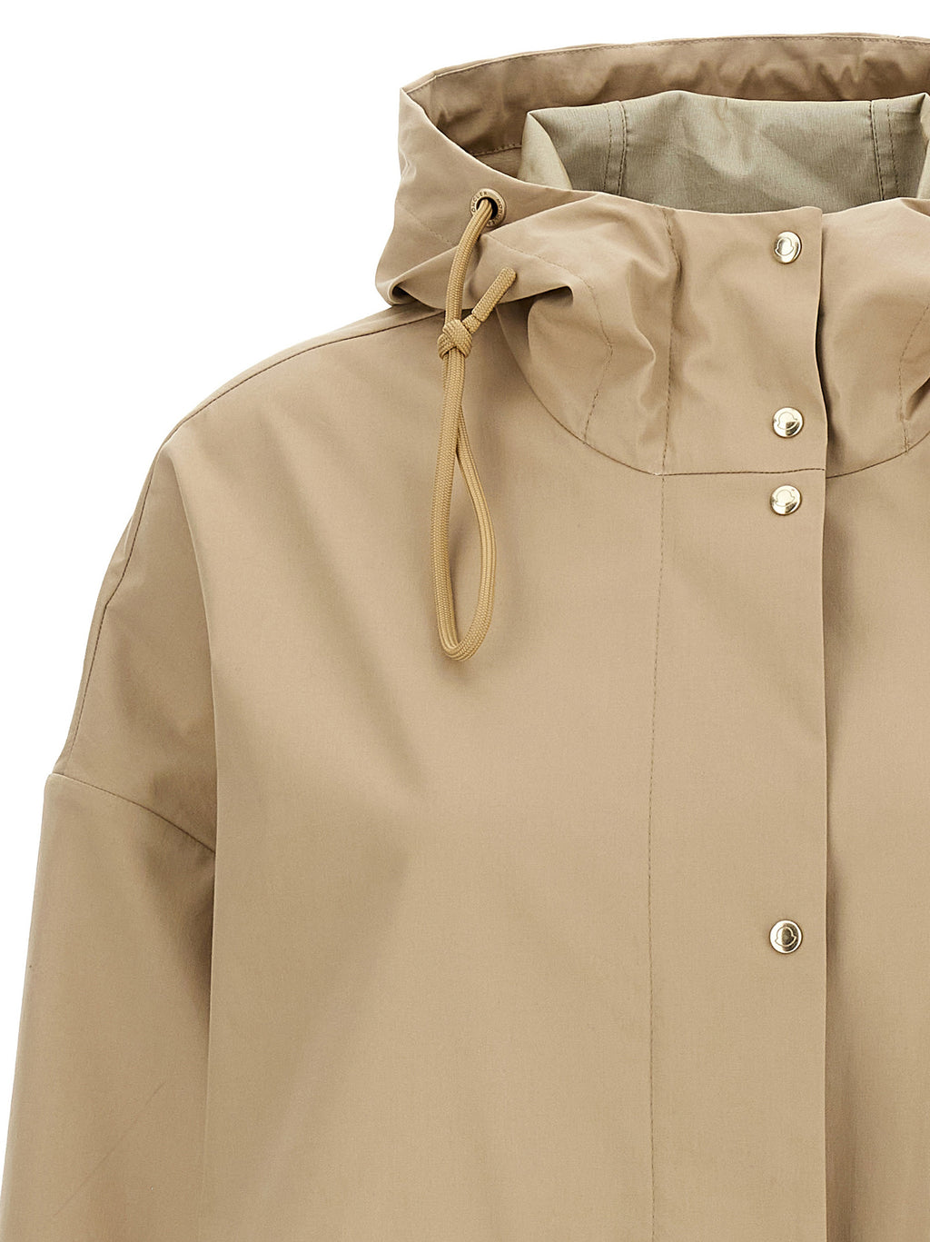 Parkas beige en coton de la marque Moncler, veste chaude avec capuche et fermeture éclair visible.