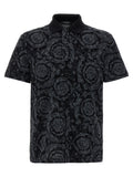 Chemise polo grise en coton de la marque Versace, vue de face, avec le logo visible sur la poitrine.
