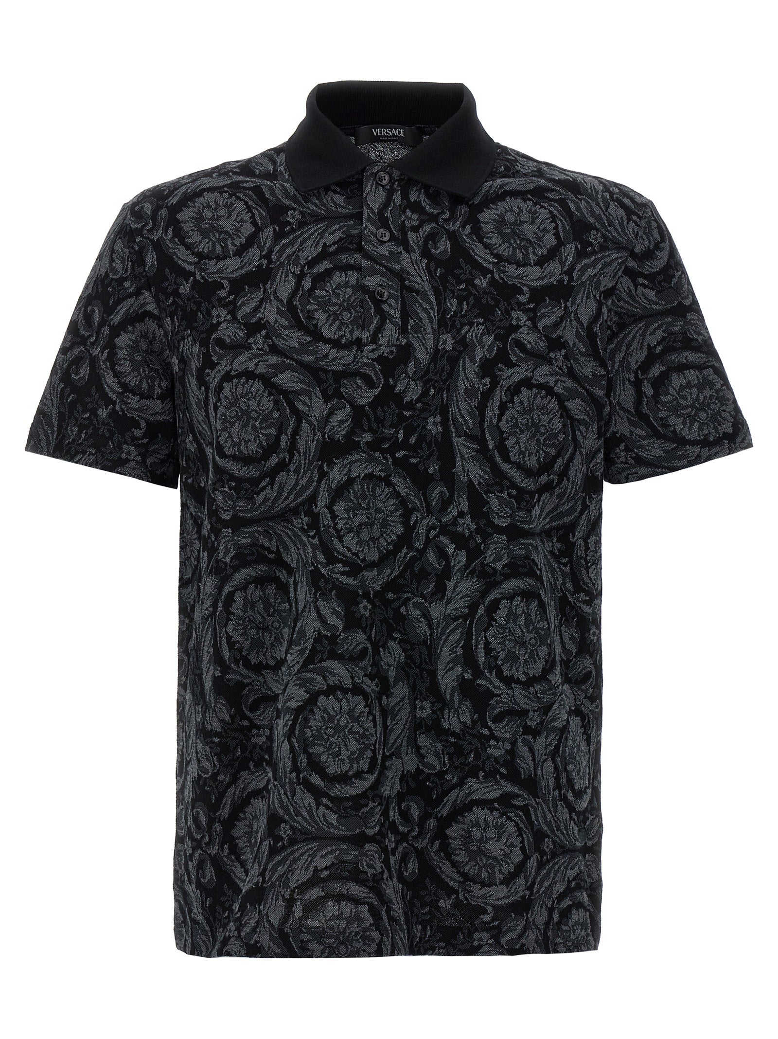Chemise polo grise en coton de la marque Versace, vue de face, avec le logo visible sur la poitrine.