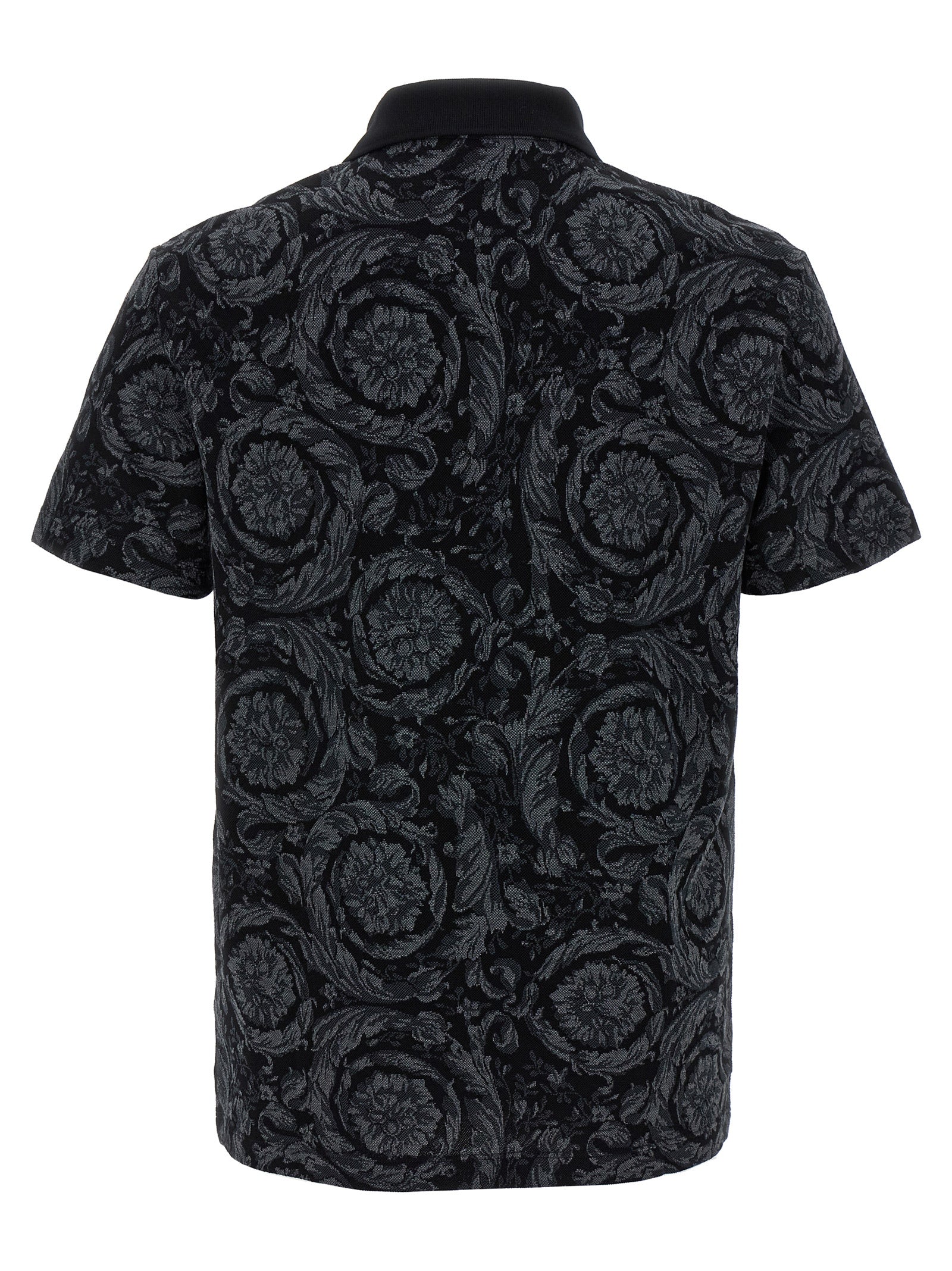 Chemise polo grise en coton de la marque Versace, avec col classique et logo emblématique sur la poitrine.