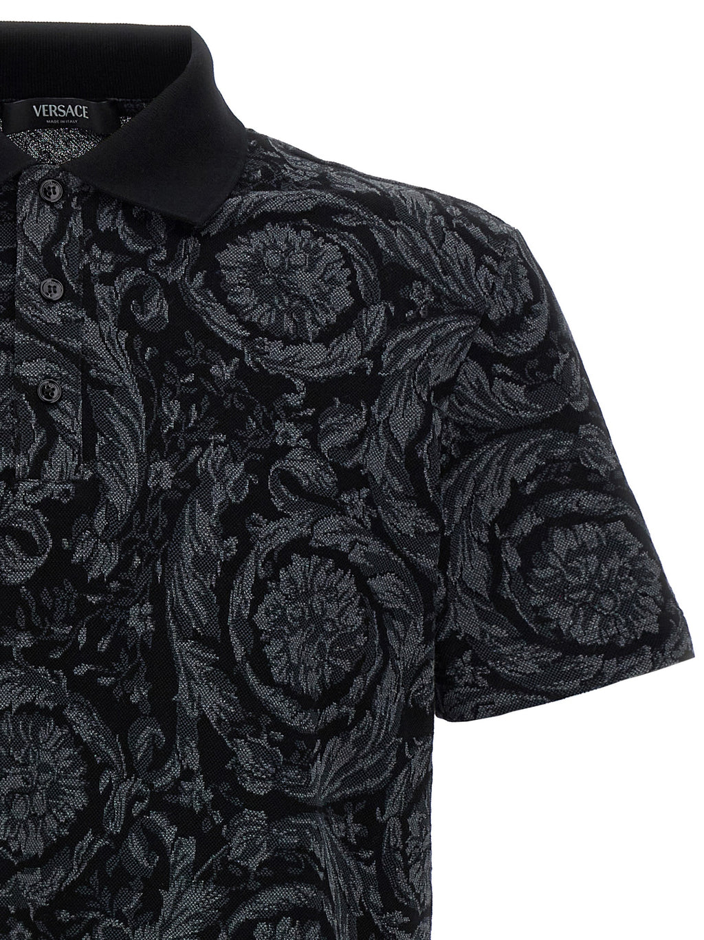 Chemise polo grise en coton de la marque Versace, détail du col et du logo sur la poitrine.