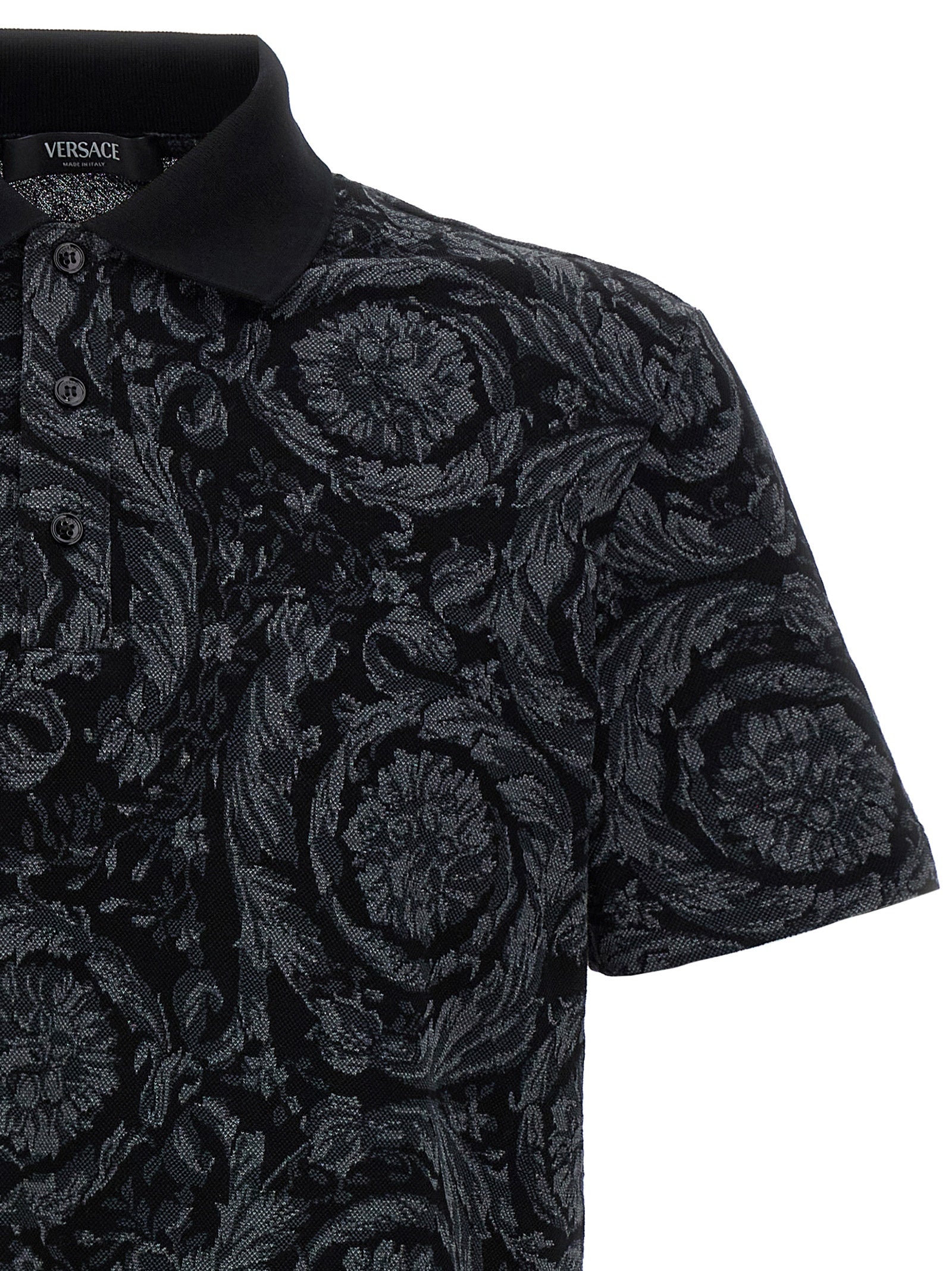 Chemise polo grise en coton de la marque Versace, détail du col et du logo sur la poitrine.