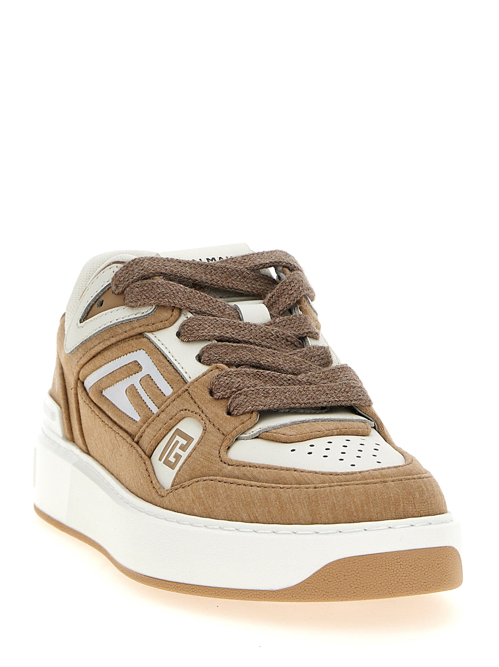 Chaussures basses en polyester beige de Balmain, sneakers décontractés avec design moderne, visibles en gros plan.