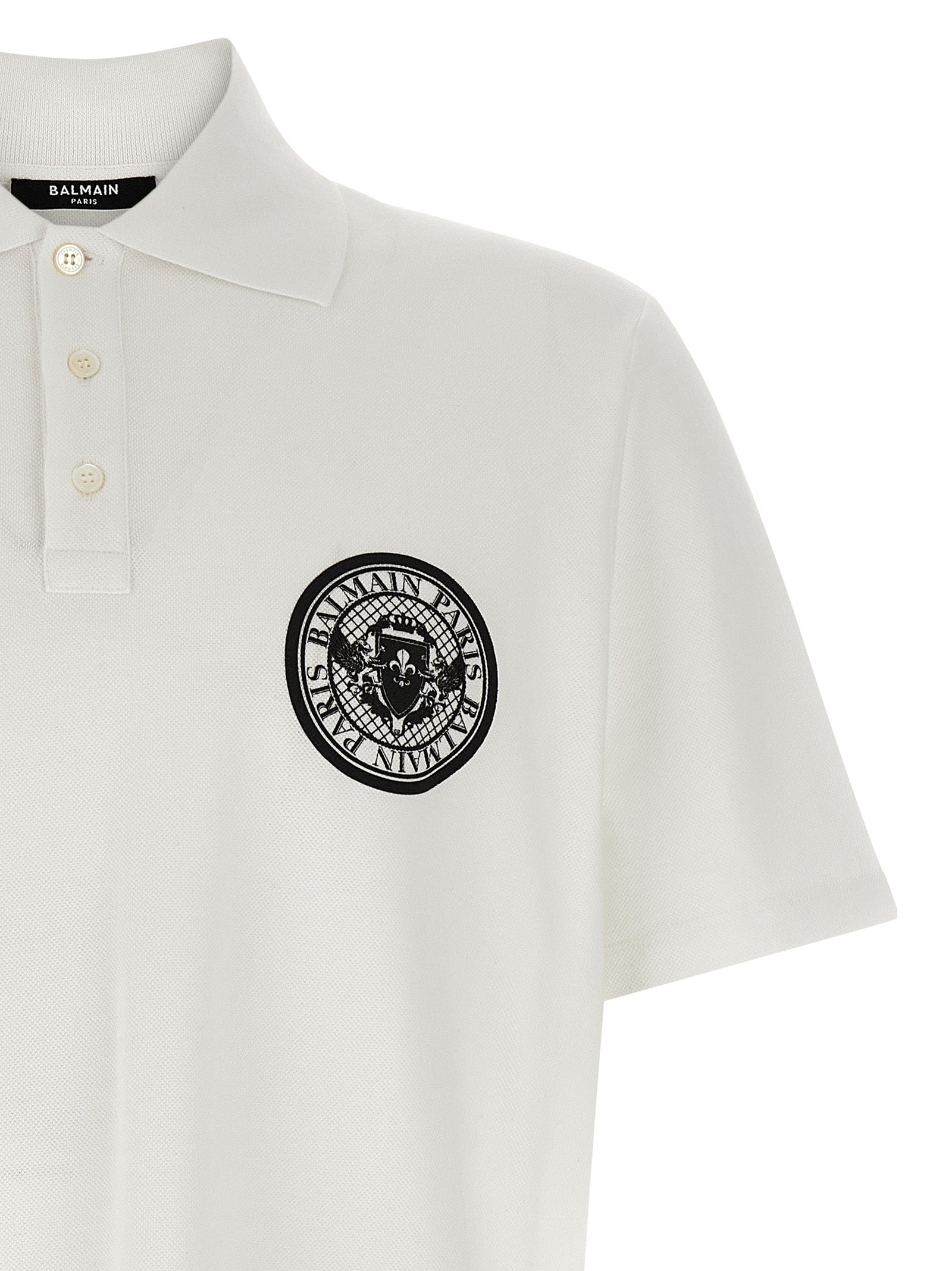 Chemise polo en coton bicolore Balmain, avec col contrastant et logo brodé, vue de face.