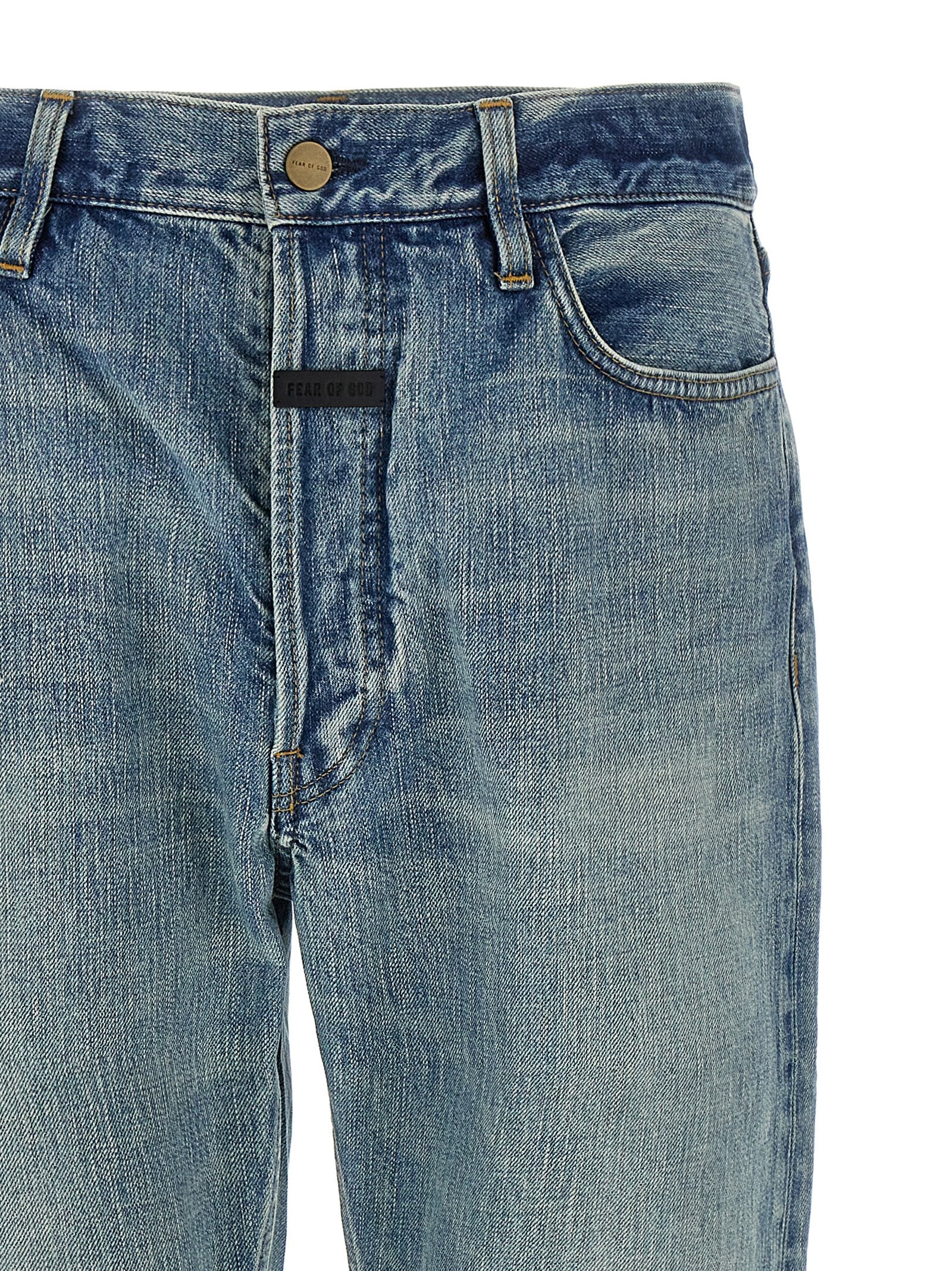 Pantalon en jean coton bleu Fear Of God à coupe droite, visible avec détails et fermeture éclair.