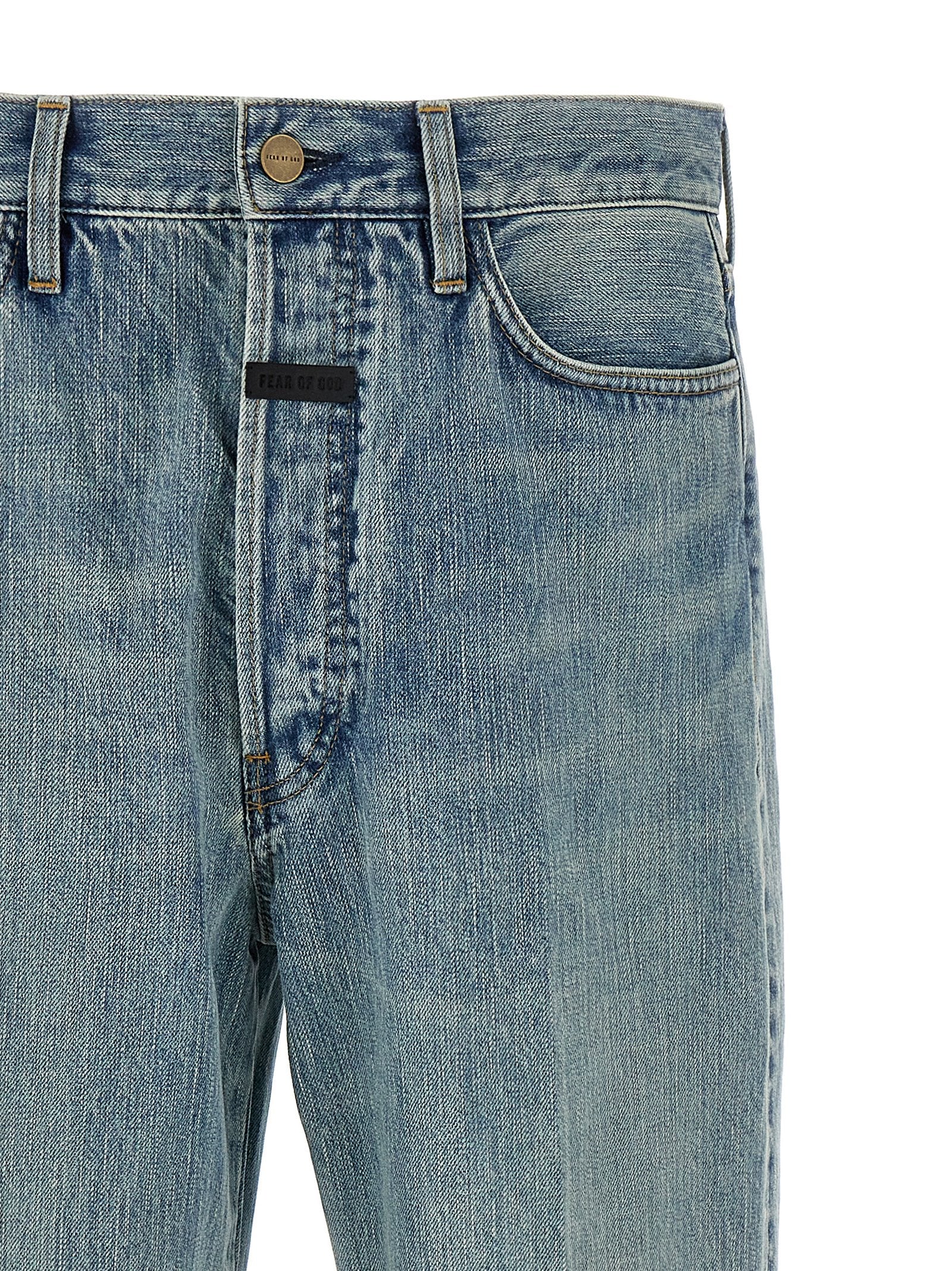 Jeans en denim coton bleu Fear Of God, coupe classique, détails de couture visibles, style décontracté et moderne.