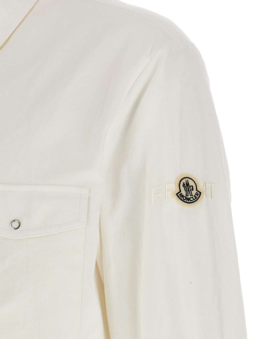 Blouse blanche en polyamide de la marque MONCLER GENIUS, élégante et moderne, visible avec détails de couture.