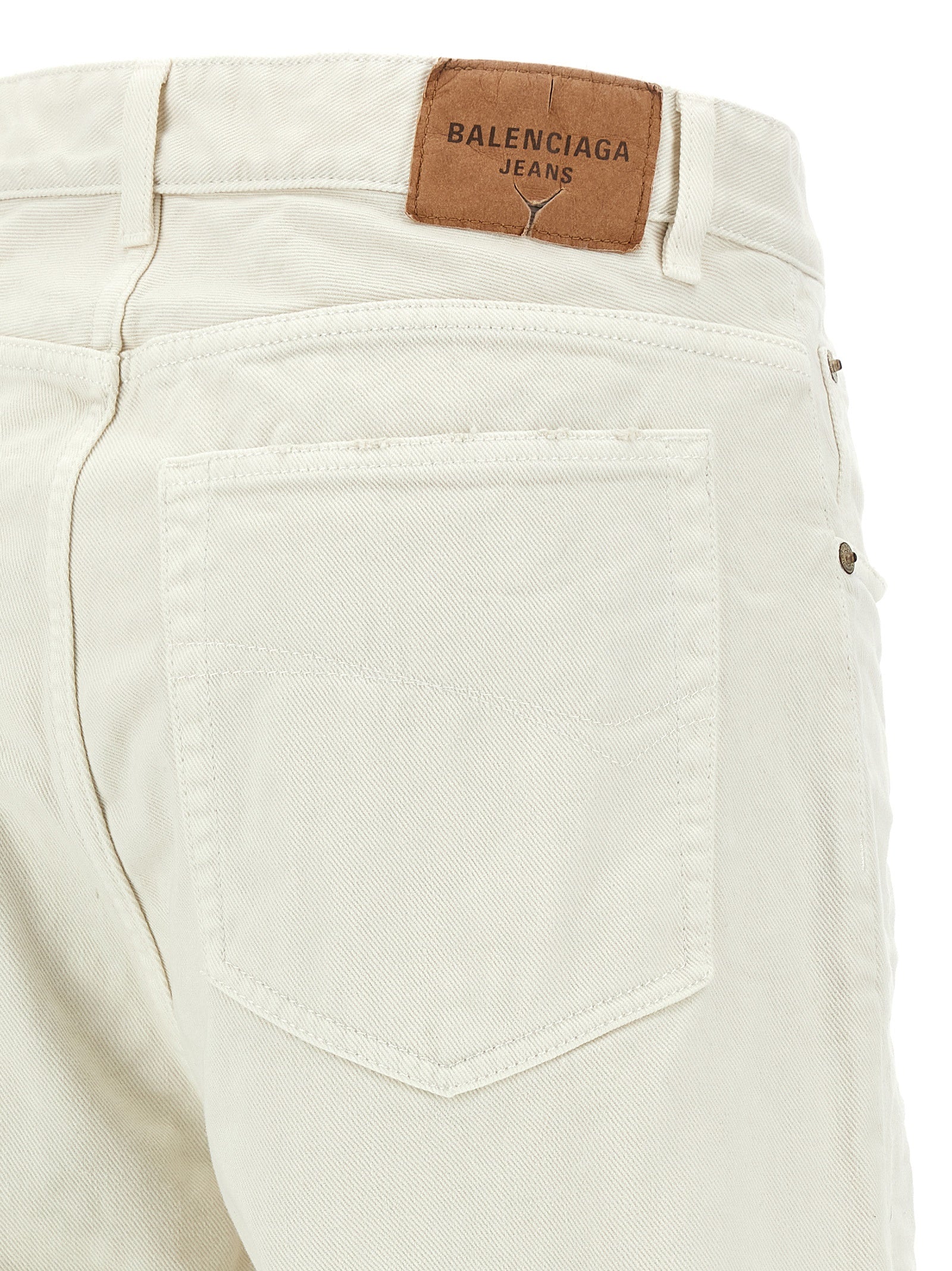 Jeans en denim blanc Balenciaga en coton avec coupe classique et détails modernes, visibles sur l'image.