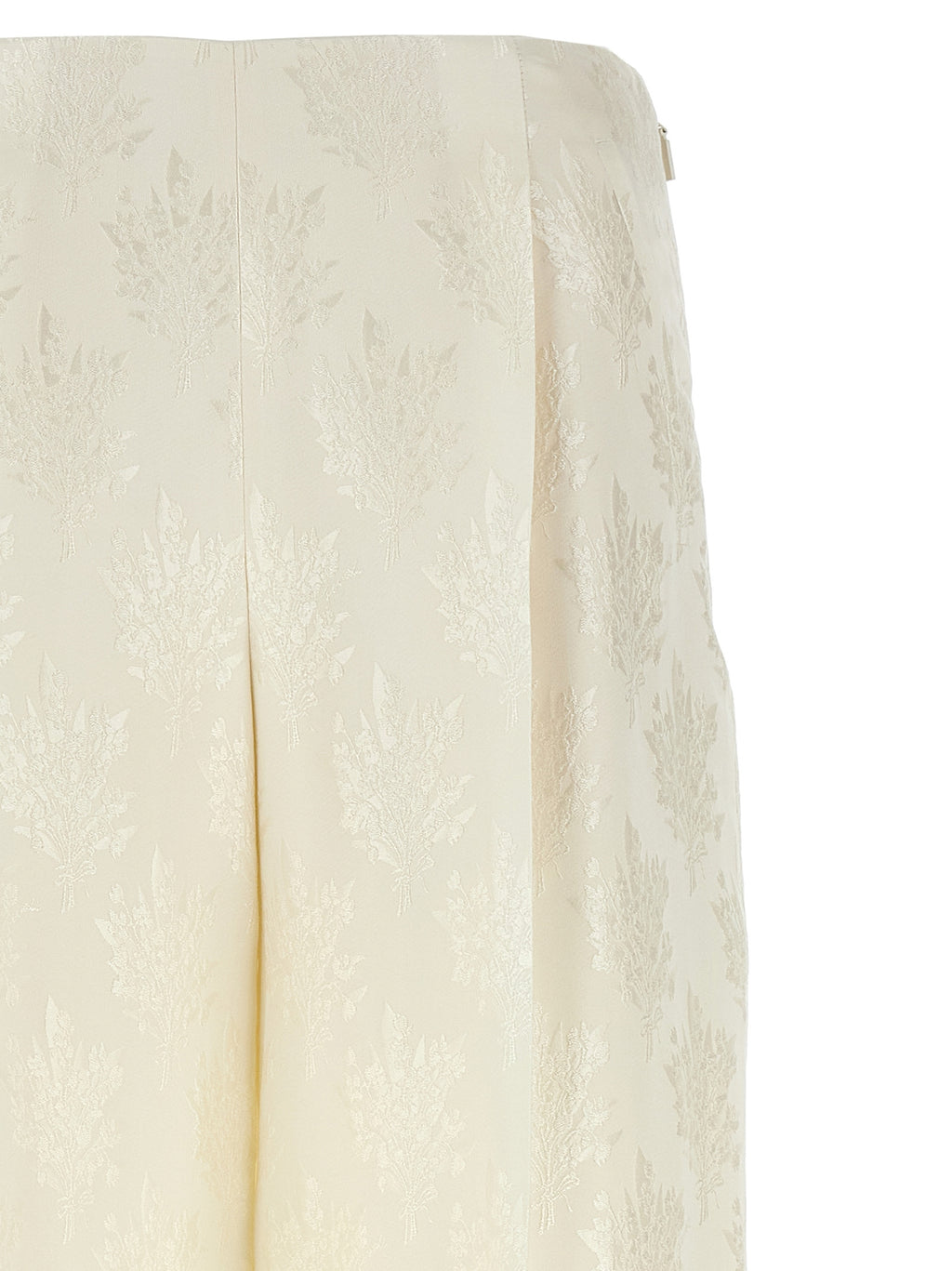 Pantalon décontracté en soie blanche de Fendi, coupe élégante et confortable, visible en détail sur l'image.