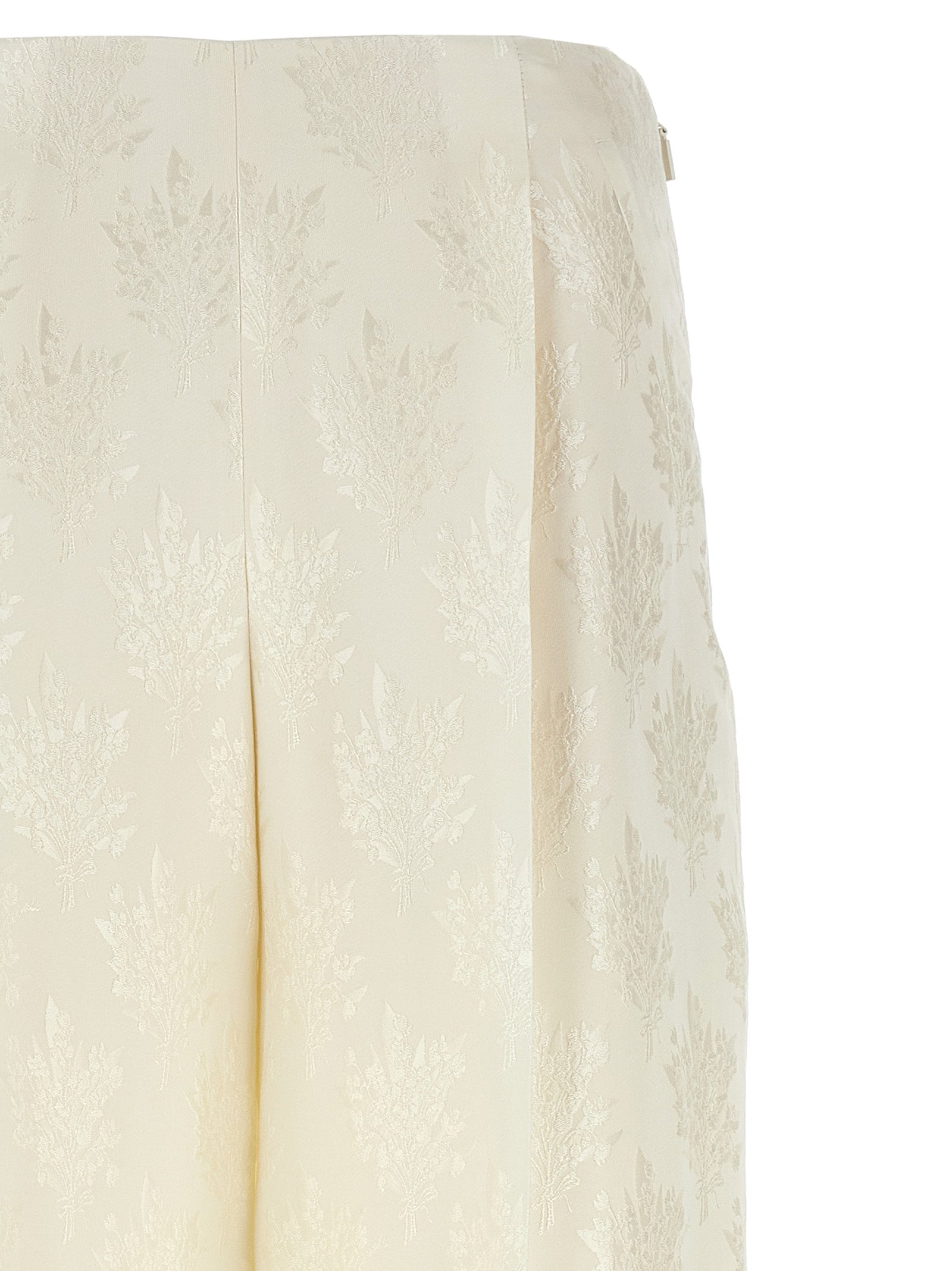 Pantalon décontracté en soie blanche de Fendi, coupe élégante et confortable, visible en détail sur l'image.