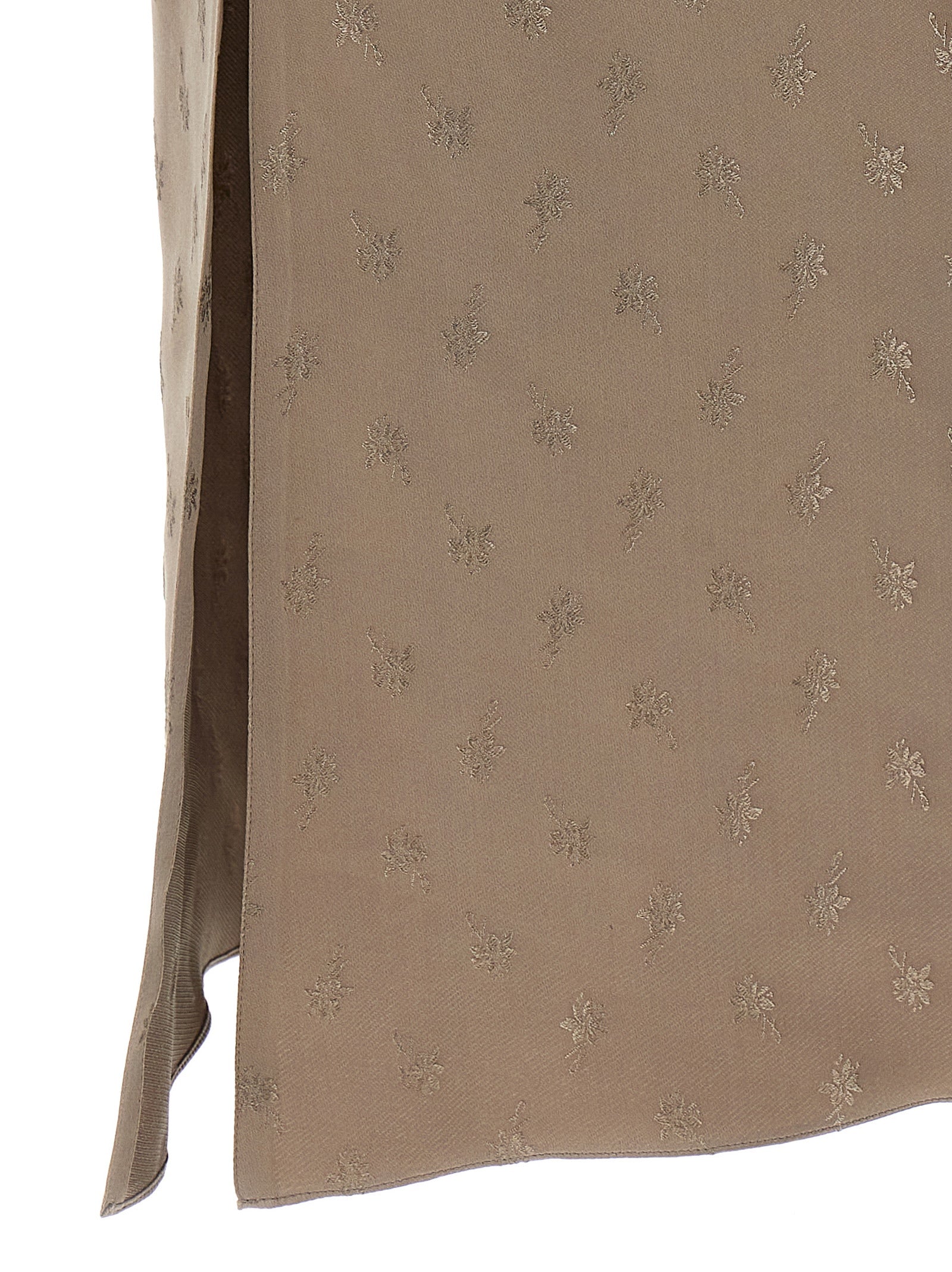 Robe midi en soie grise de Fendi, élégante et fluide, avec un design sophistiqué et un tissu léger visible sur l'image.