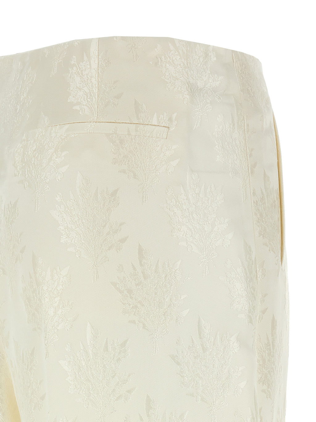 Pantalons décontractés en soie blanche de la marque Fendi, coupe élégante et tissu fluide visible sur l'image.
