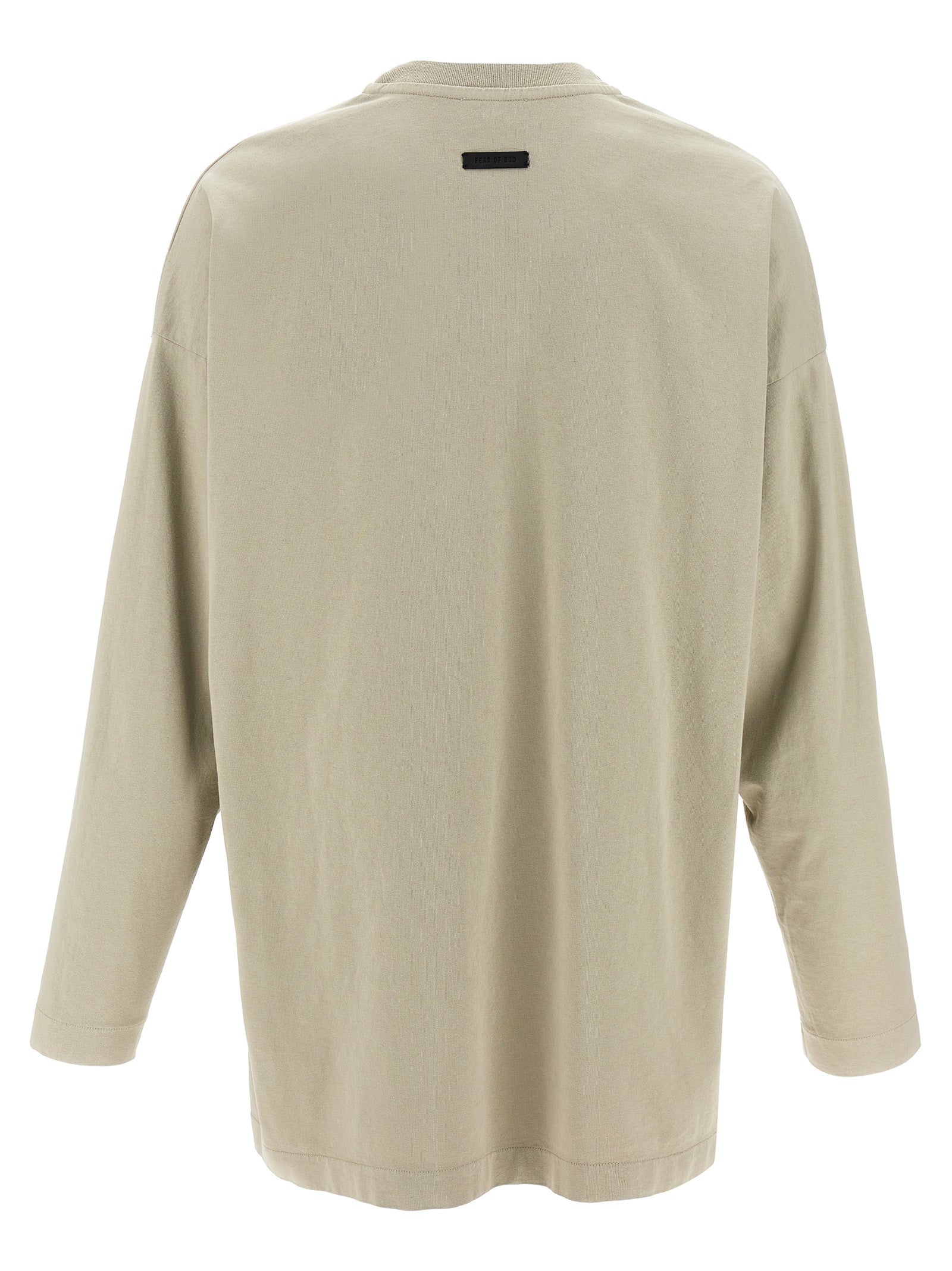 T-shirt gris en coton Fear Of God avec logo discret, porté sur un mannequin, vue de face.