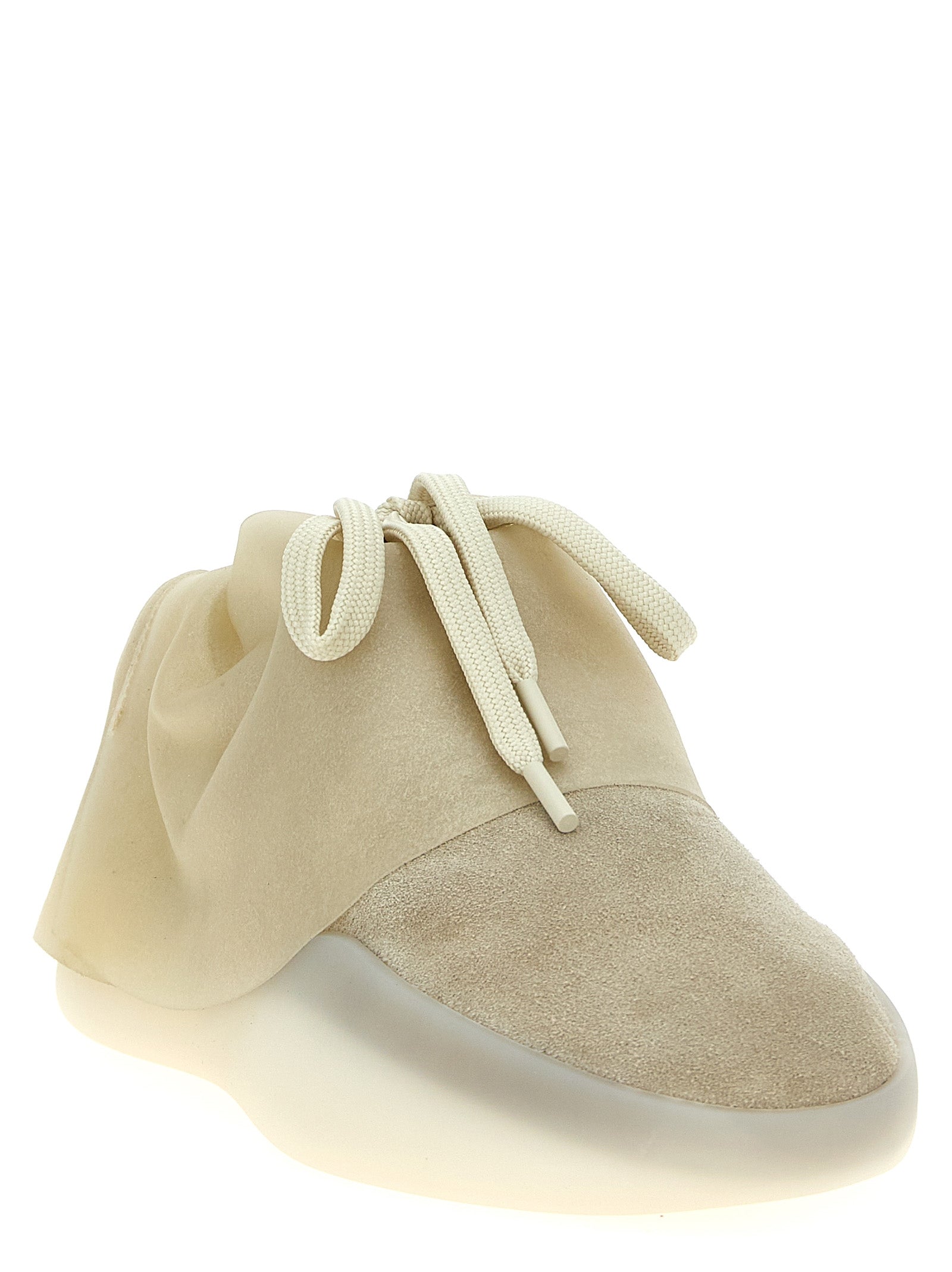 Sneakers en cuir beige Fear Of God, style décontracté avec semelle blanche, vue de côté sur une surface neutre.