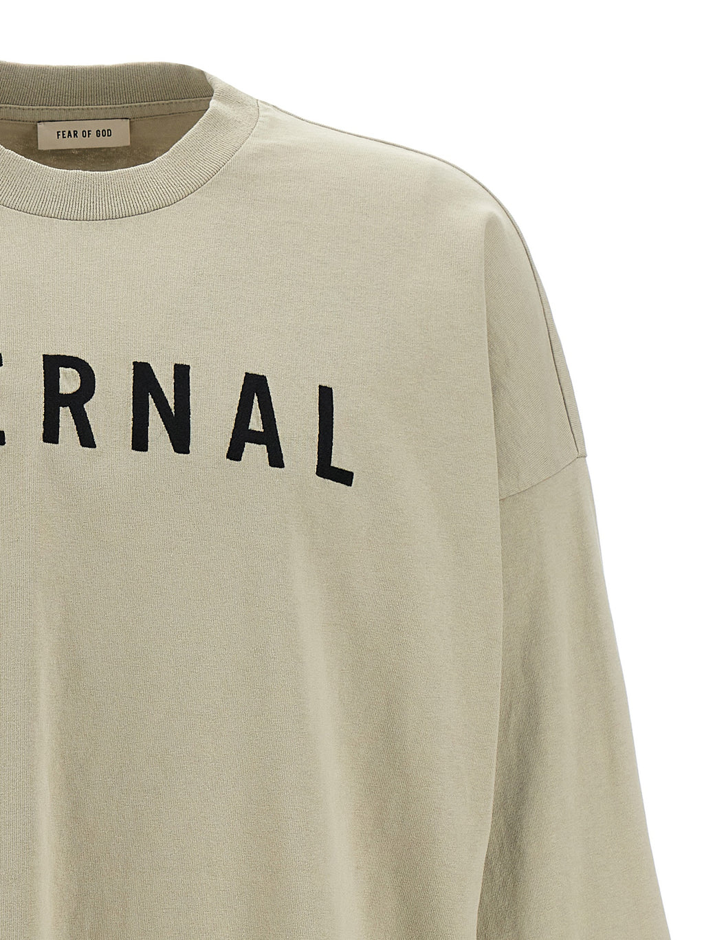 T-shirt gris en coton de Fear Of God, coupe décontractée, avec logo discret sur la poitrine, porté sur un mannequin.