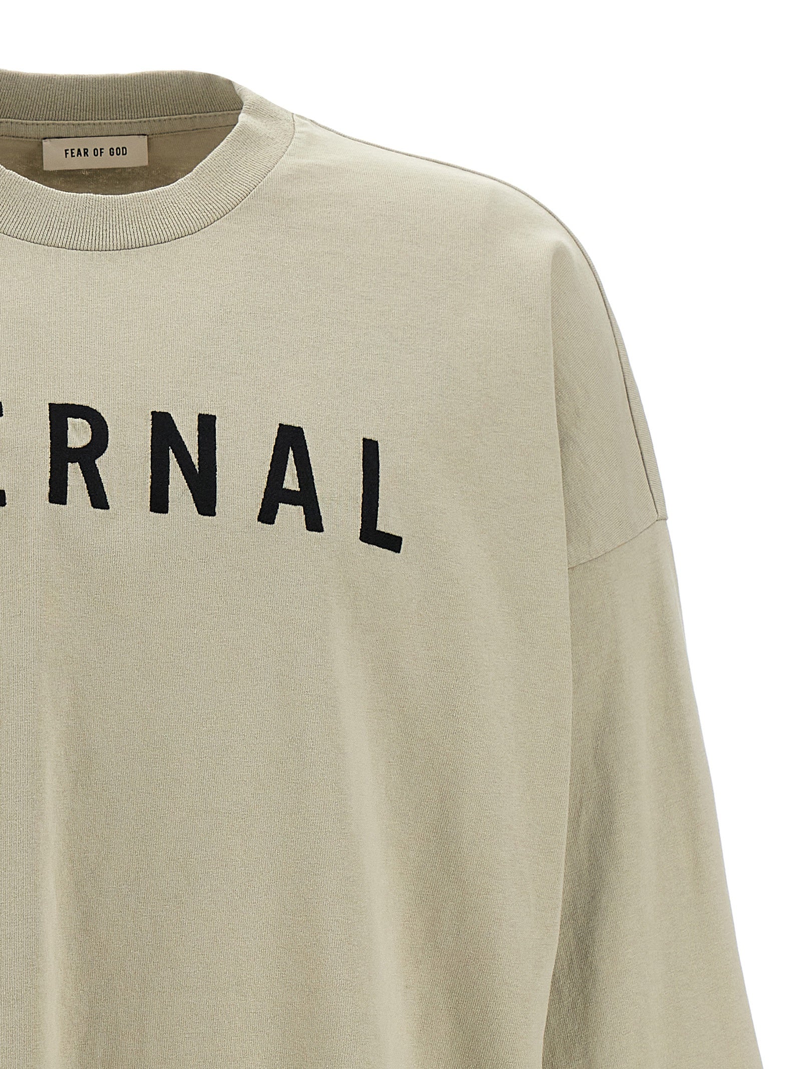 T-shirt gris en coton de Fear Of God, coupe décontractée, avec logo discret sur la poitrine, porté sur un mannequin.