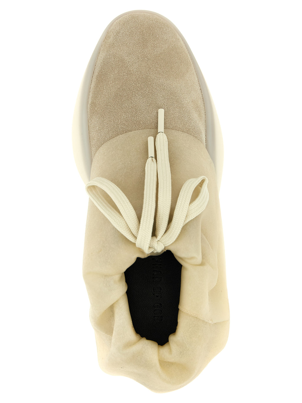Baskets en cuir beige Fear Of God, style moderne, avec semelle blanche et design épuré, sur fond neutre.
