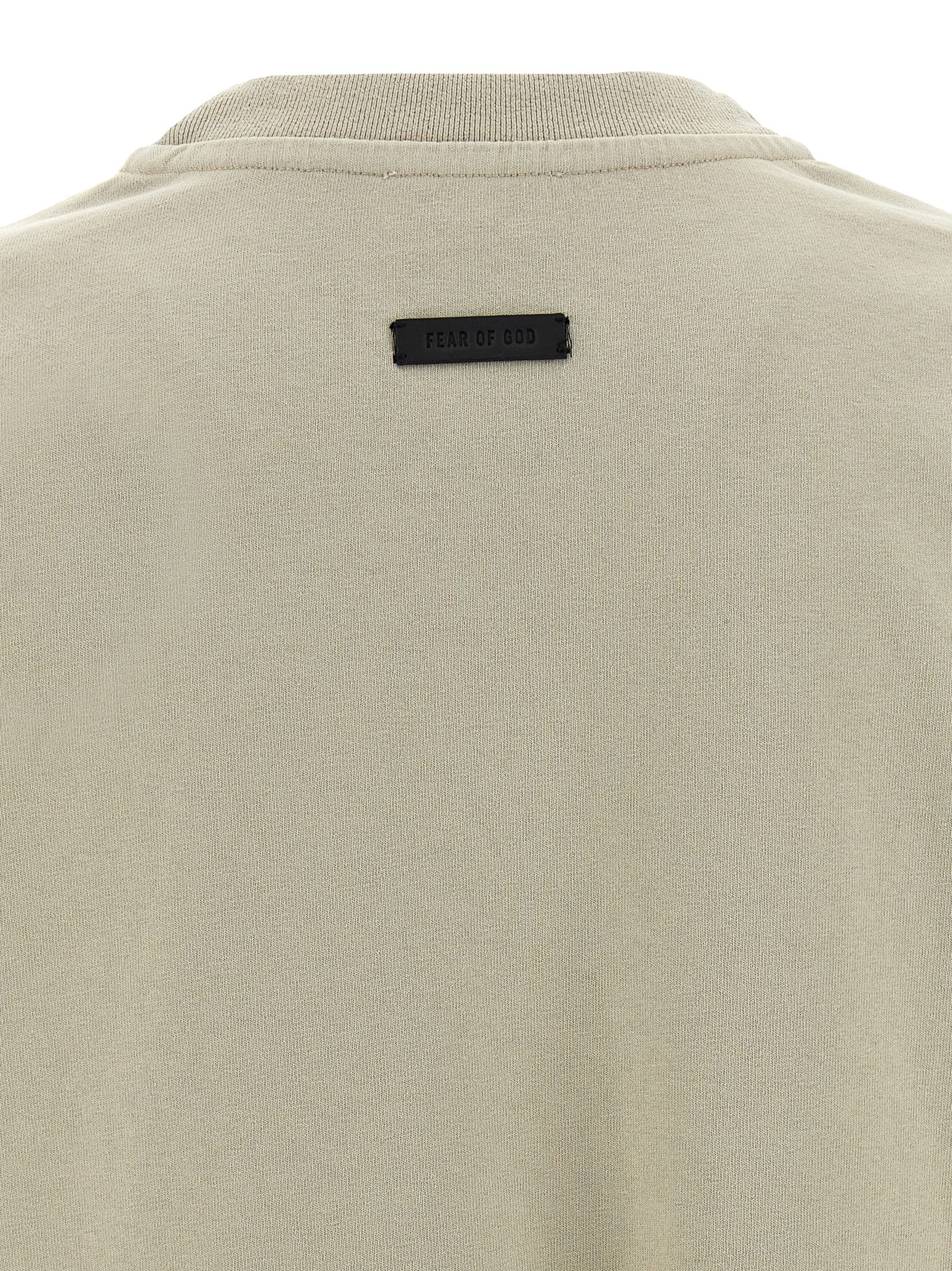 T-shirt gris en coton de la marque Fear Of God, coupe décontractée et logo discret sur le devant.