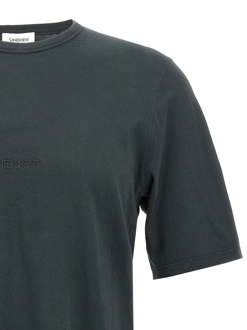 T-shirt en coton noir de Saint Laurent, coupe classique, logo discret sur la poitrine, porté sur mannequin.