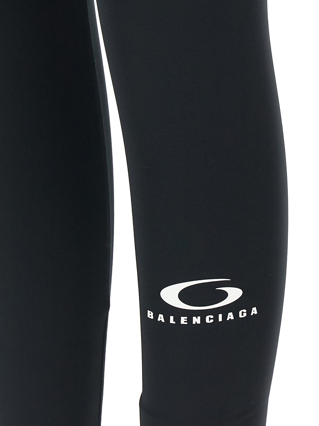 Leggings en polyester noirs de Balenciaga, ajustés, avec logo subtil, portés en tenue décontractée ou élégante.