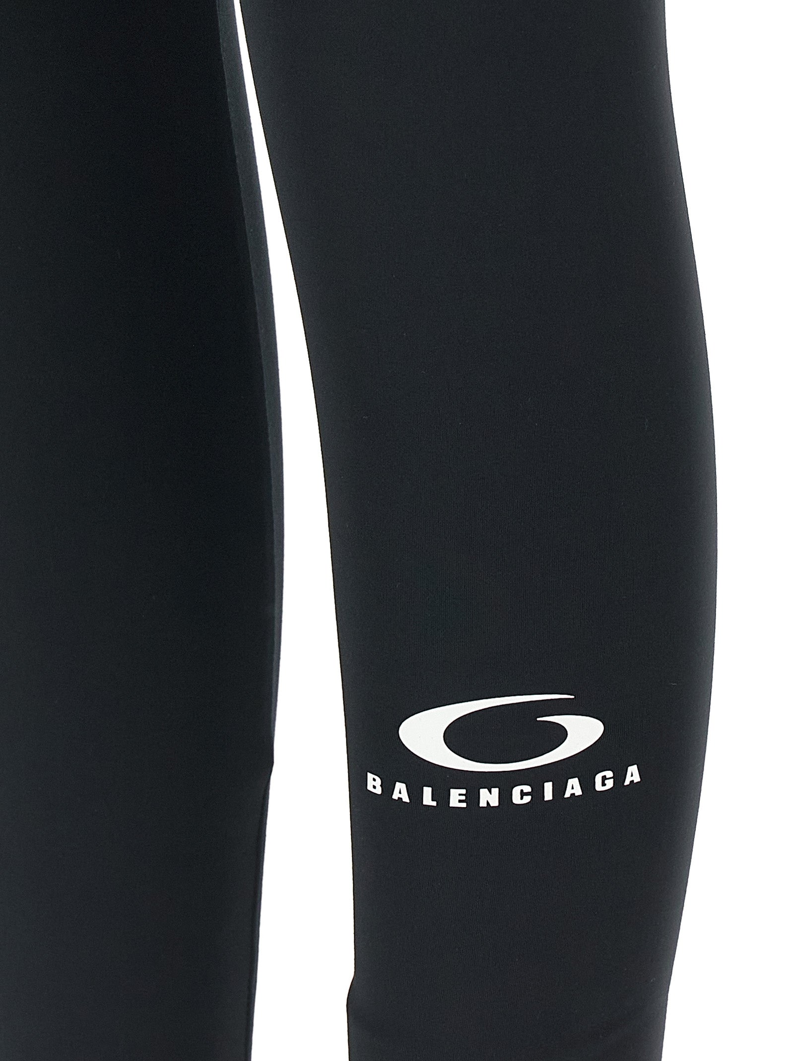 Leggings en polyester noirs de Balenciaga, ajustés, avec logo subtil, portés en tenue décontractée ou élégante.