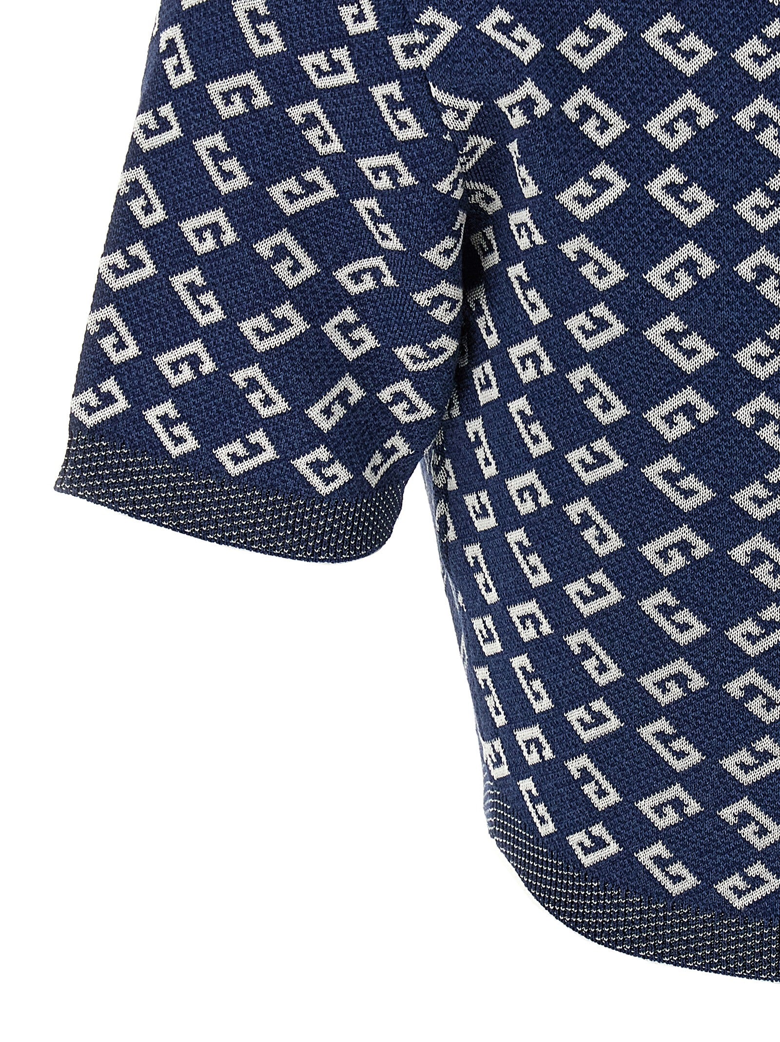 T-shirt bleu en viscose de Givenchy, vue de face, avec col rond et logo discret sur la poitrine.