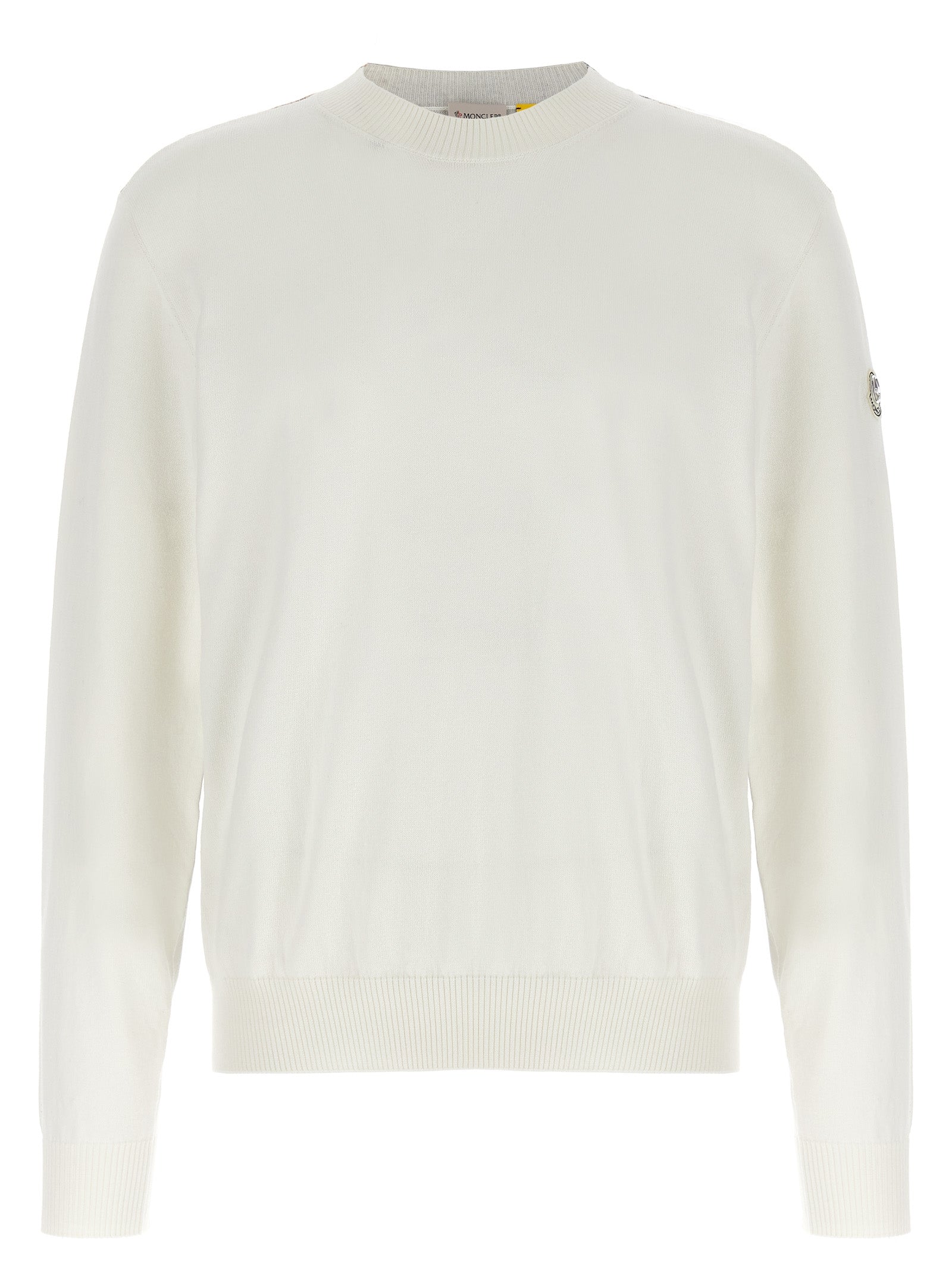 Cardigan en coton blanc MONCLER GENIUS porté, avec détails élégants et coupe décontractée, sur un fond neutre.