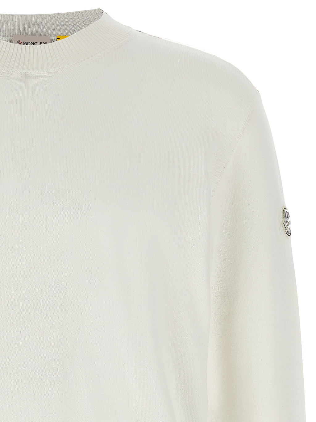 Cardigan blanc en coton de la marque MONCLER GENIUS, détail de la texture et du design élégant.