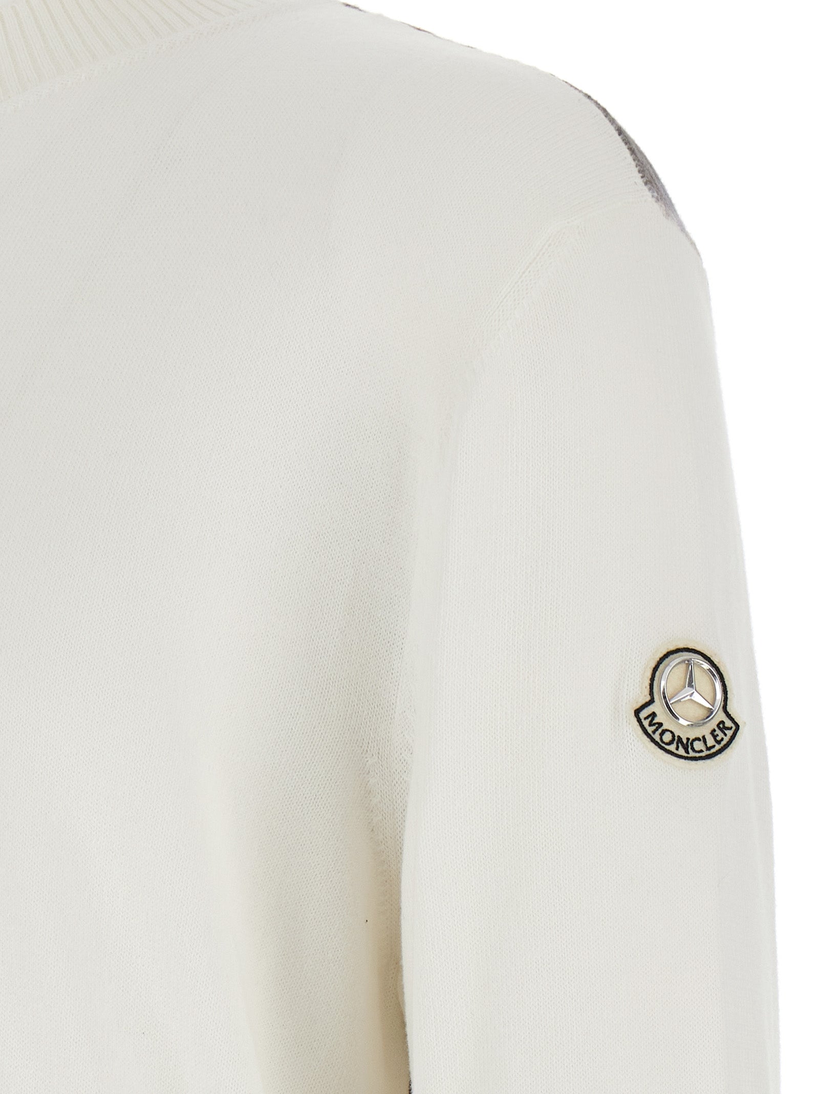 Cardigan en coton blanc de la marque MONCLER GENIUS, finition douce et élégante, porté sur un modèle.