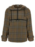 Blouse en viscose multicolore de Burberry, coupe élégante et tissu léger, portée sur un mannequin.