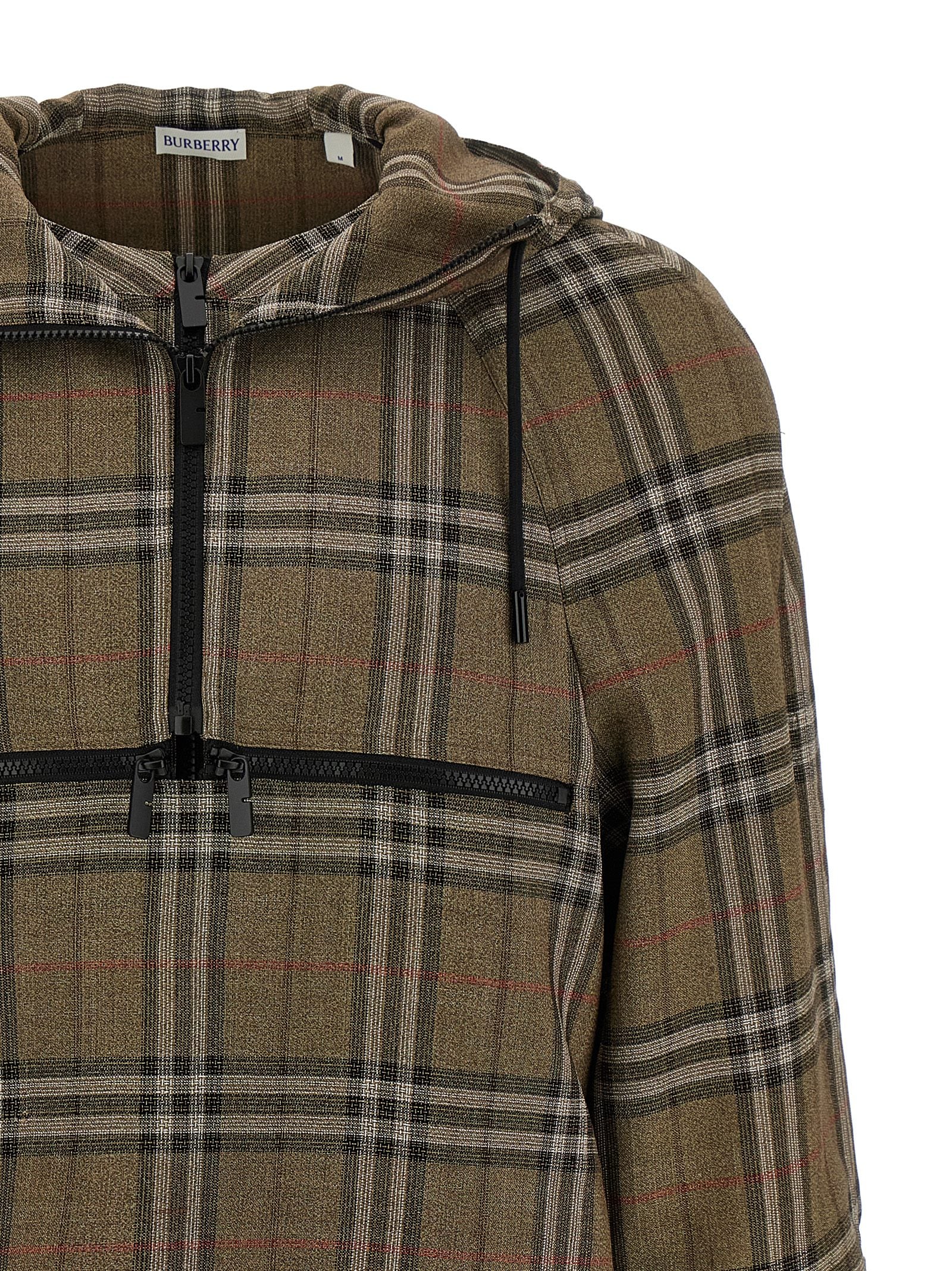Blouse en viscose multicolore de Burberry avec motif élégant, visible sur une mannequin.