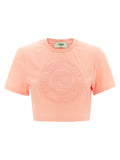 T-shirt coton multicolore Fendi avec logo, manches courtes et design coloré, porté sur un mannequin.