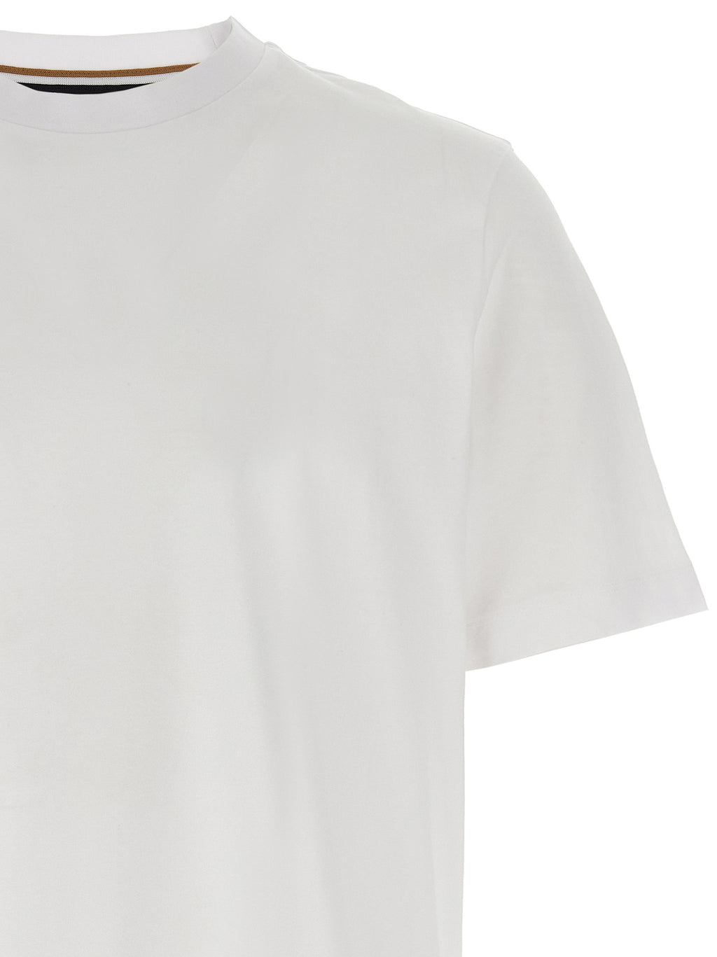 T-shirt blanc en coton de la marque Hugo Boss, coupe classique, porté sur mannequin, détail du col rond.