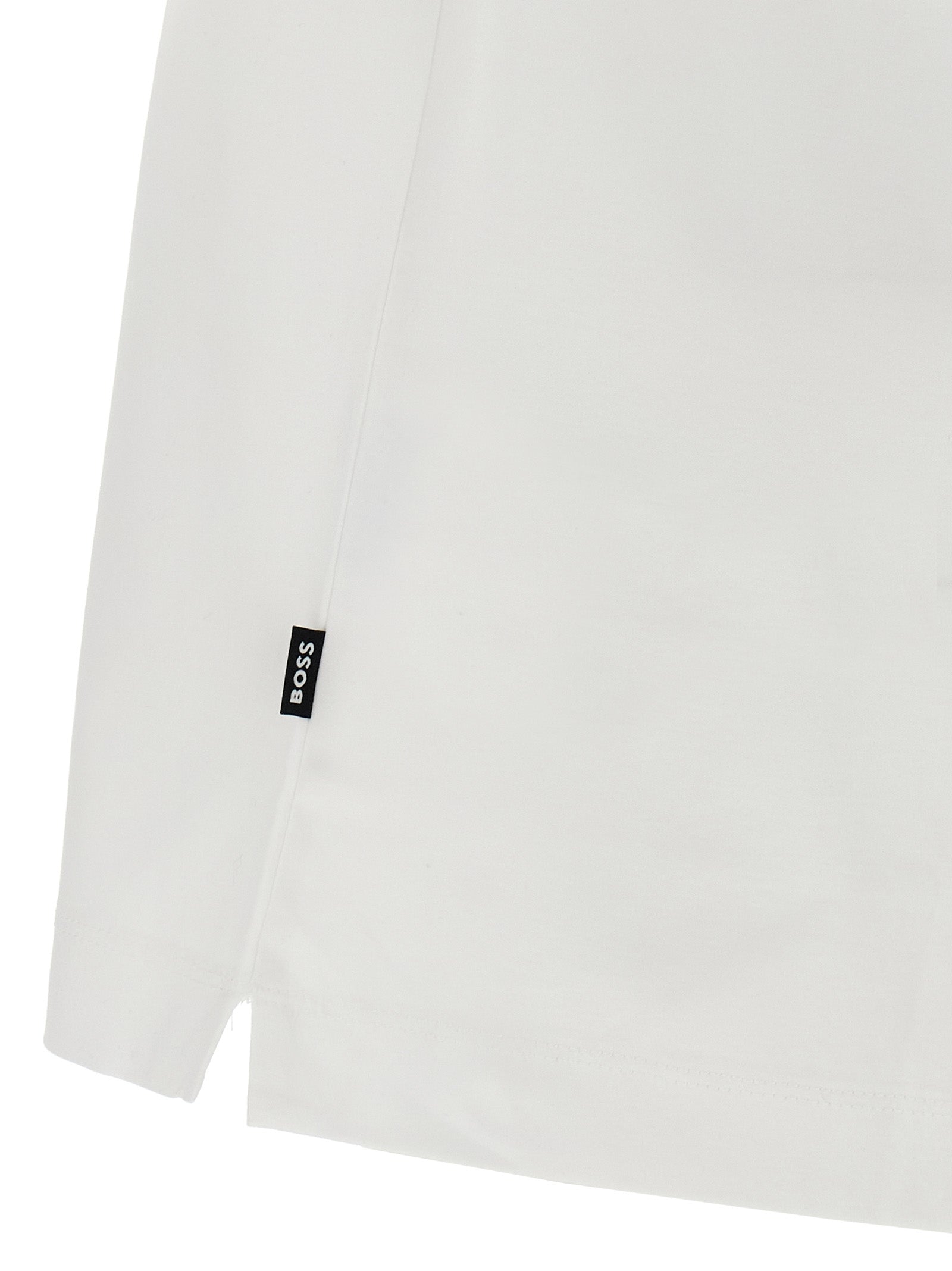 T-shirt blanc en coton de la marque Hugo Boss, détail du col et tissu doux, vue de face sur fond neutre