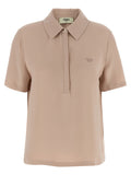 Chemise polo en soie multicolore Fendi avec logo, détails élégants et tissu luxueux visible sur cette image.