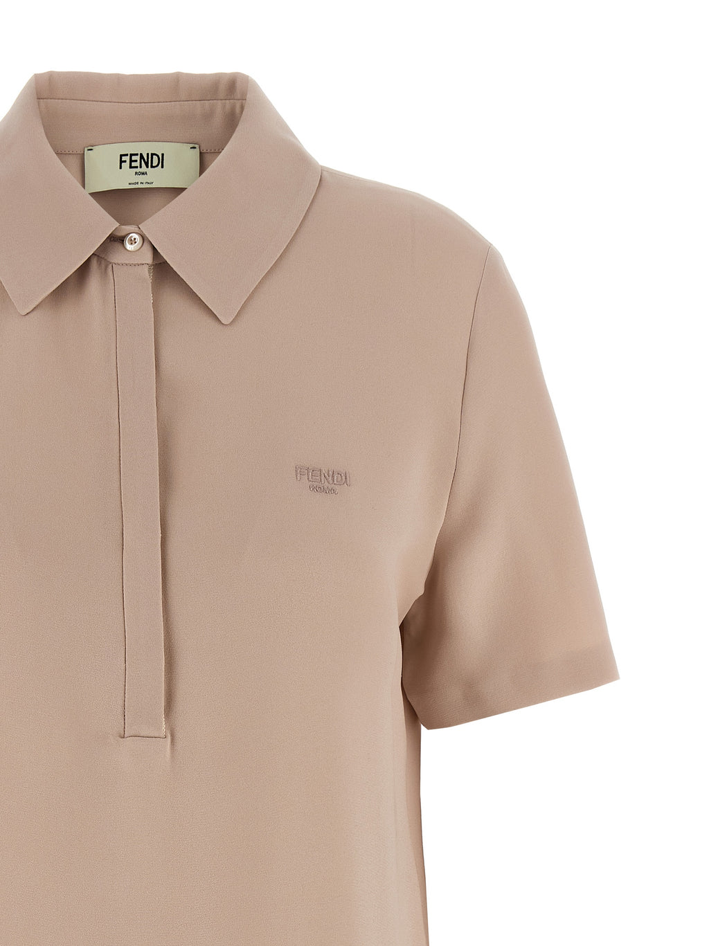 Chemise polo en soie multicolore Fendi avec col contrasté et logo brodé, affichée sur mannequin.
