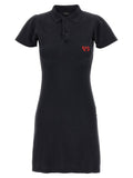 Robe courte noire en coton de Balenciaga, silhouette élégante et moderne, tissu doux et confortable visible en image.