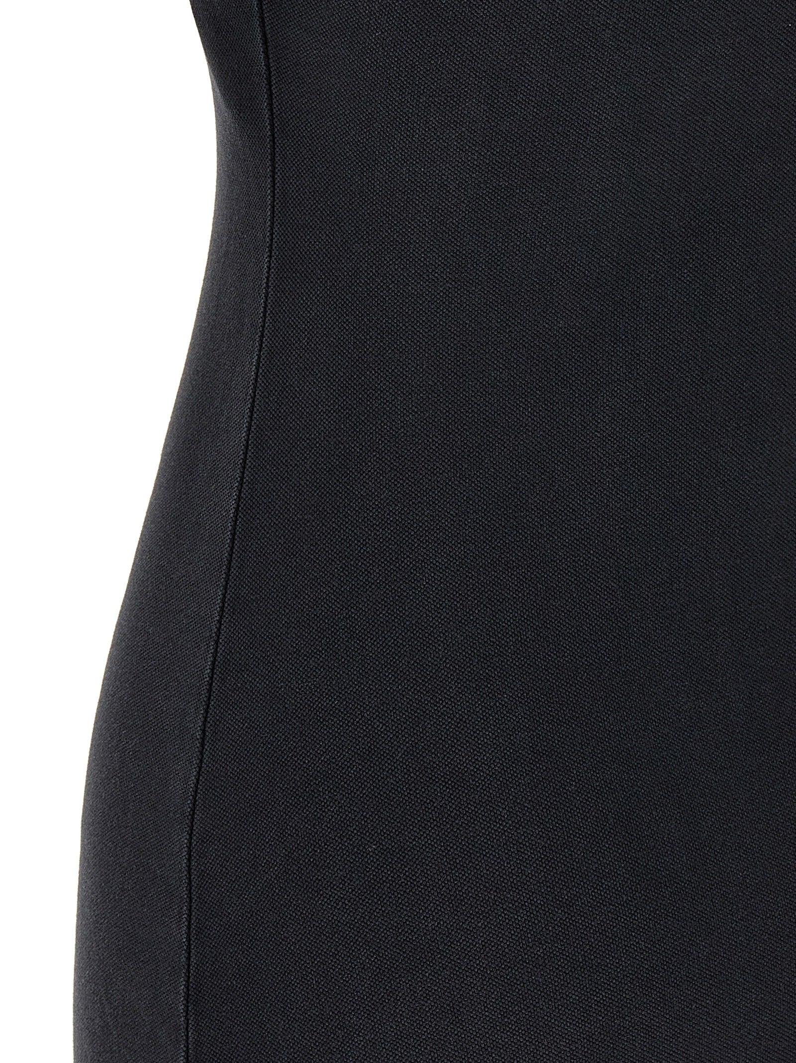 Robe courte noire en coton de Balenciaga, style élégant avec coupe moderne, portée sur un mannequin.