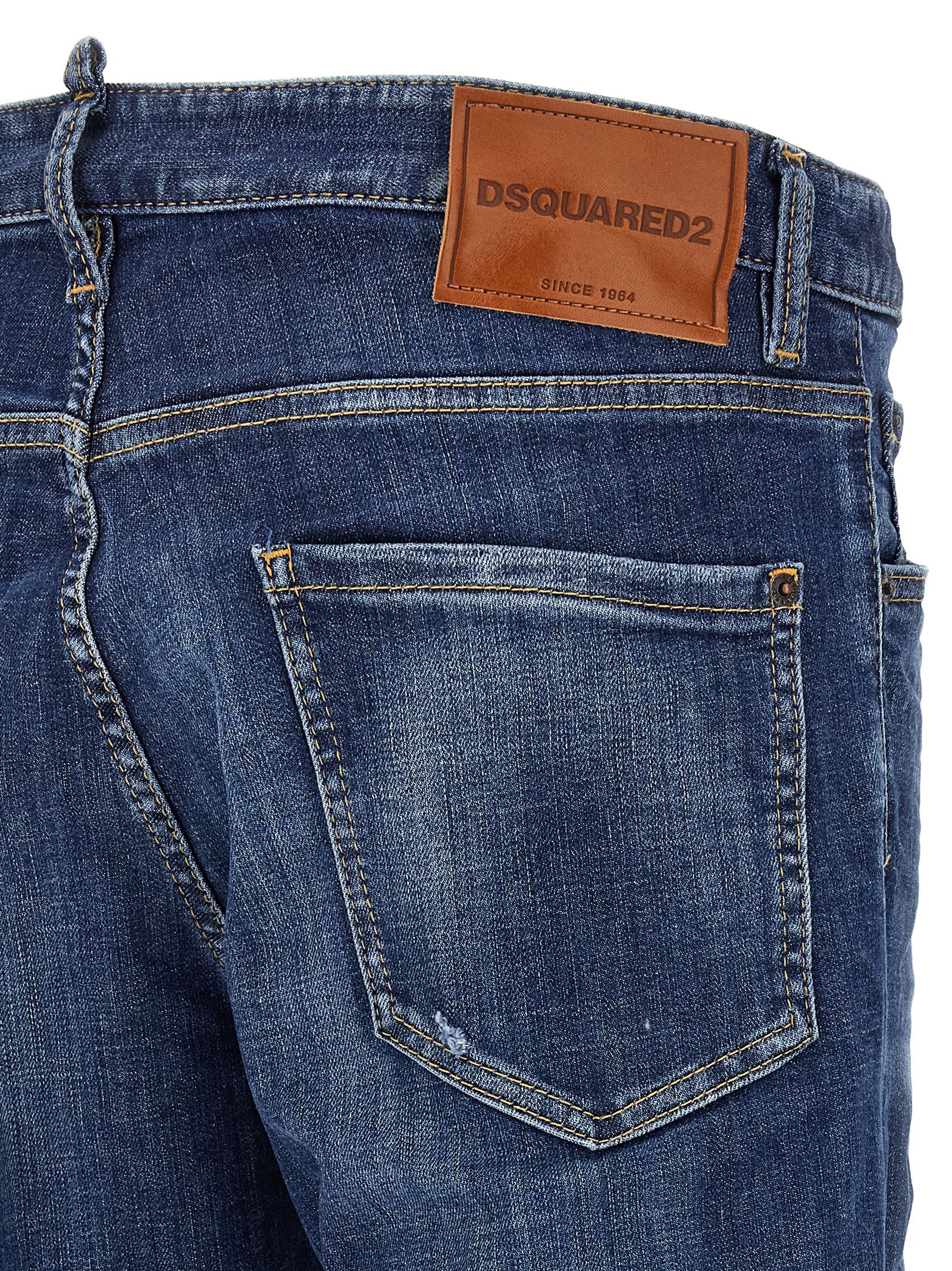 Jeans slim en coton bleu Dsquared², coupe ajustée, avec détails modernes et finition soignée, sur un mannequin.