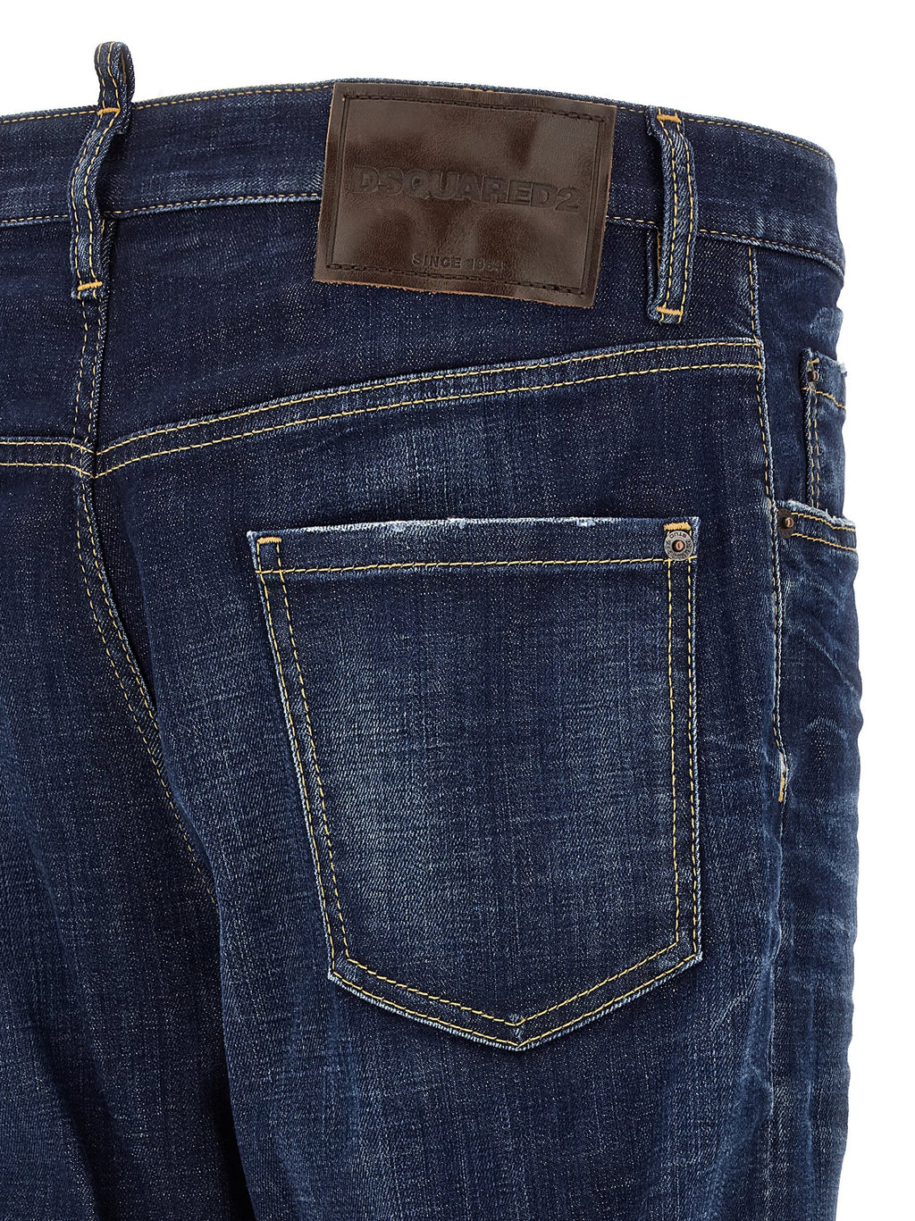 Jeans straight en coton bleu Dsquared² avec coupe droite, visibles sur un mannequin, détails de couture et ceinture.