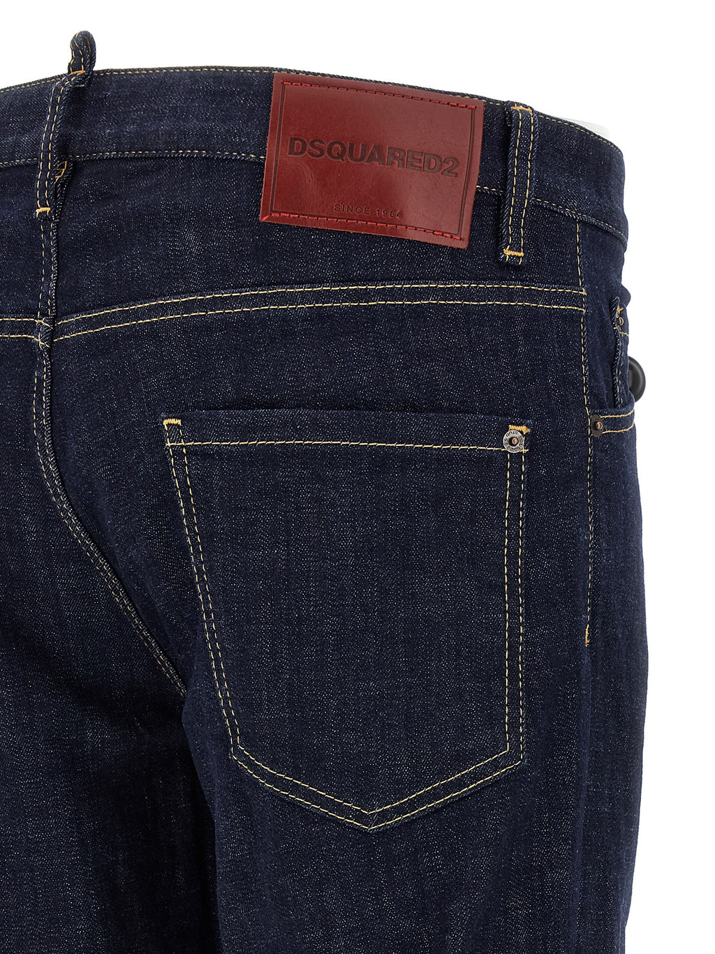 Jeans Slim Fit en coton bleu de Dsquared², coupe ajustée et style moderne, visibles sur l'image.