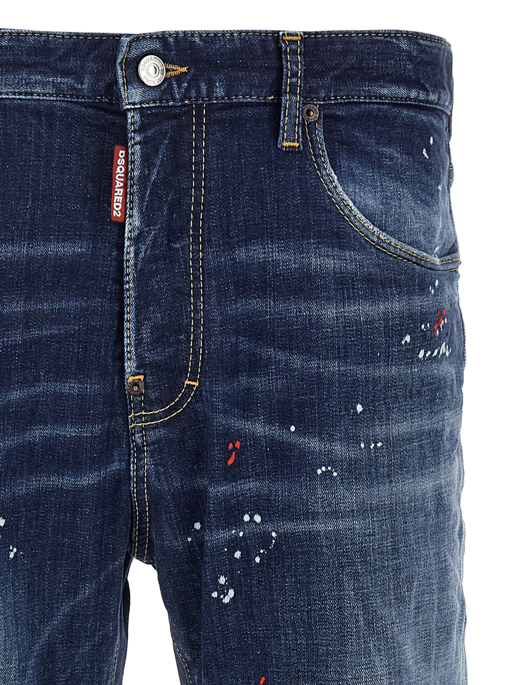 Jeans en coton bleu à coupe décontractée de Dsquared², visibles avec détails de couture et poches avant.