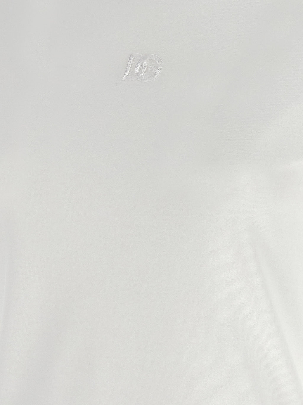 T-shirt blanc en coton de la marque Dolce & Gabbana, coupe classique avec logo discret visible sur le devant.