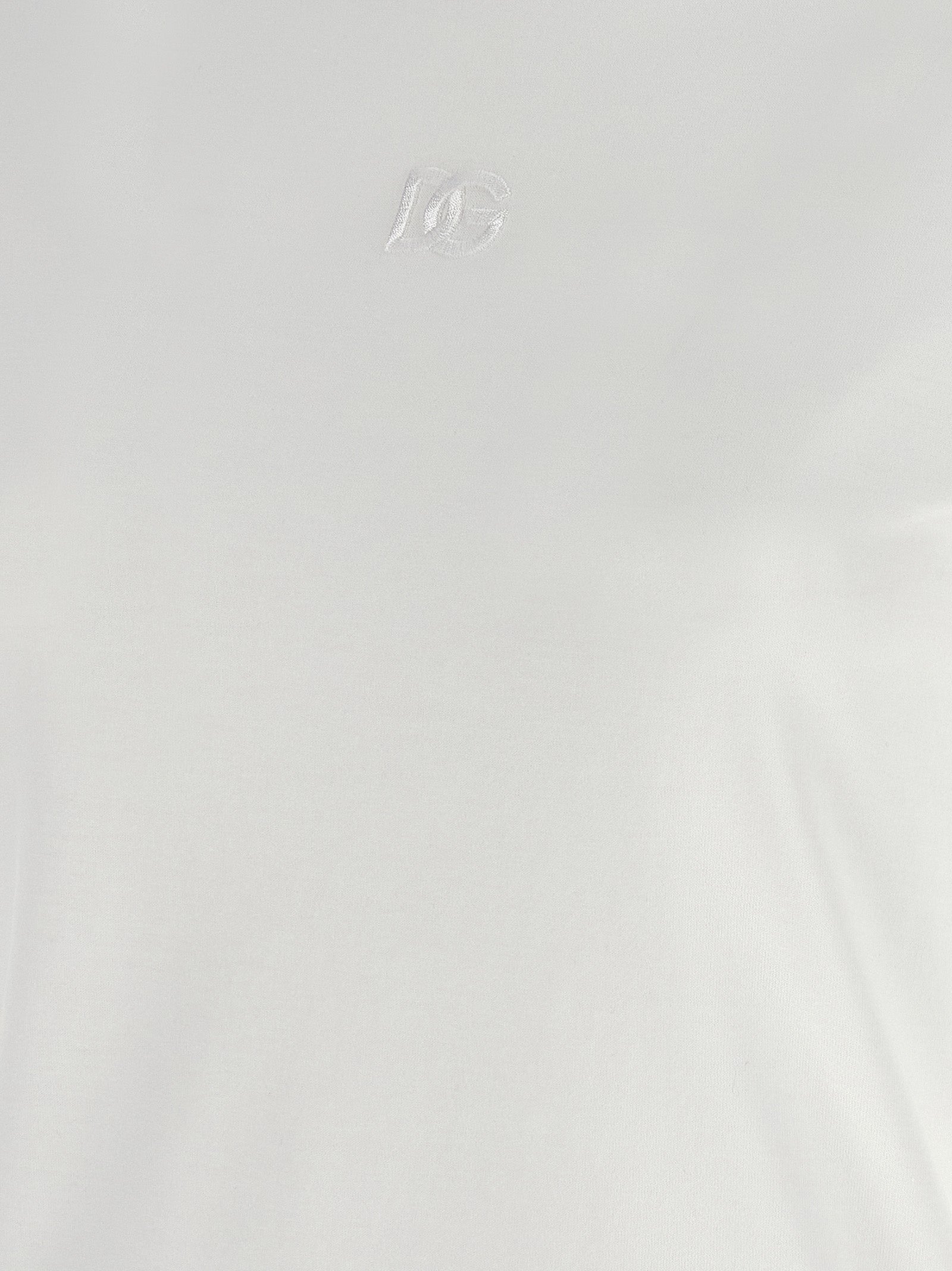 T-shirt blanc en coton de la marque Dolce & Gabbana, coupe classique avec logo discret visible sur le devant.