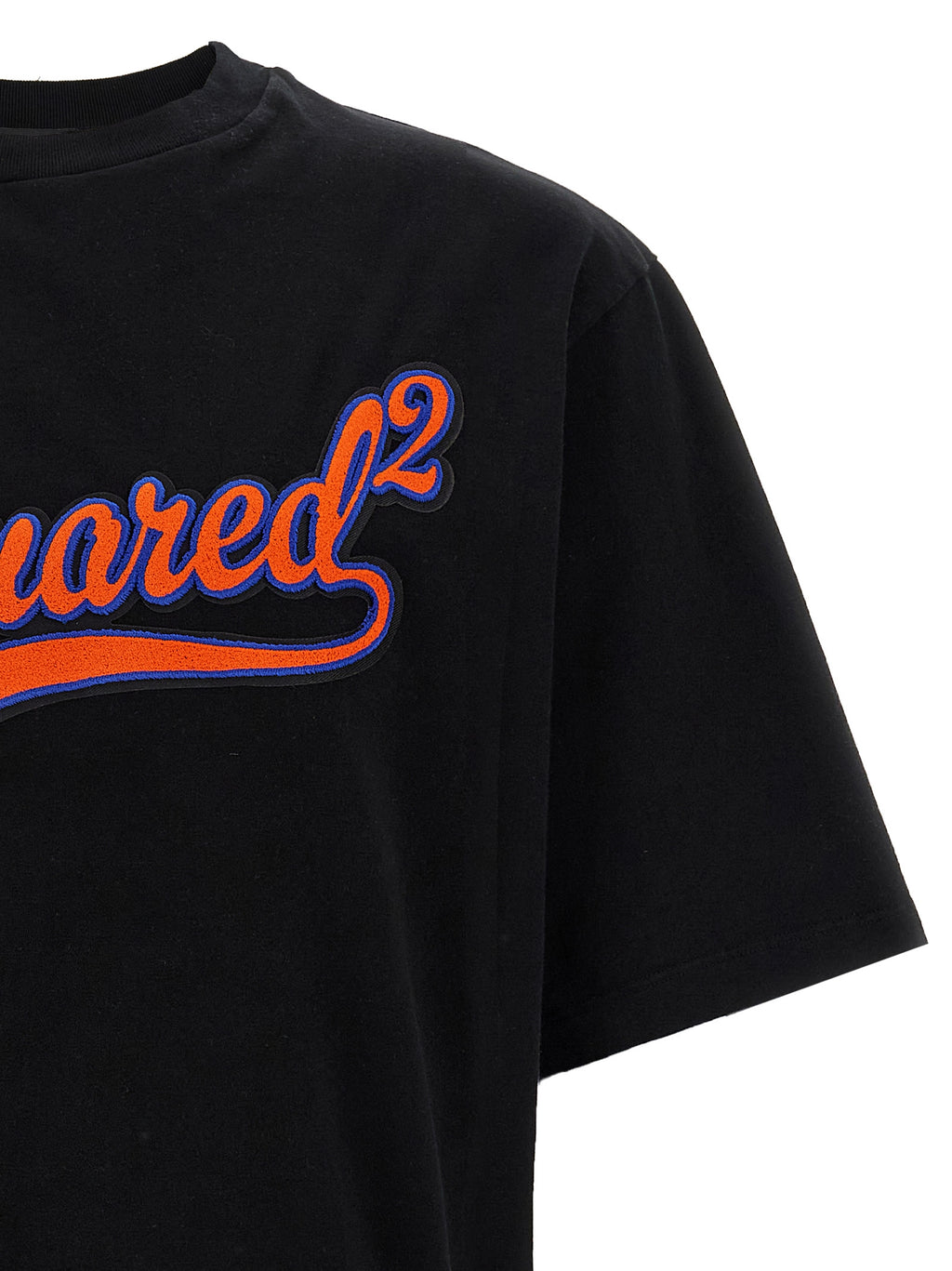 T-shirt en coton noir de la marque Dsquared², coupe classique avec logo discret, porté sur mannequin.